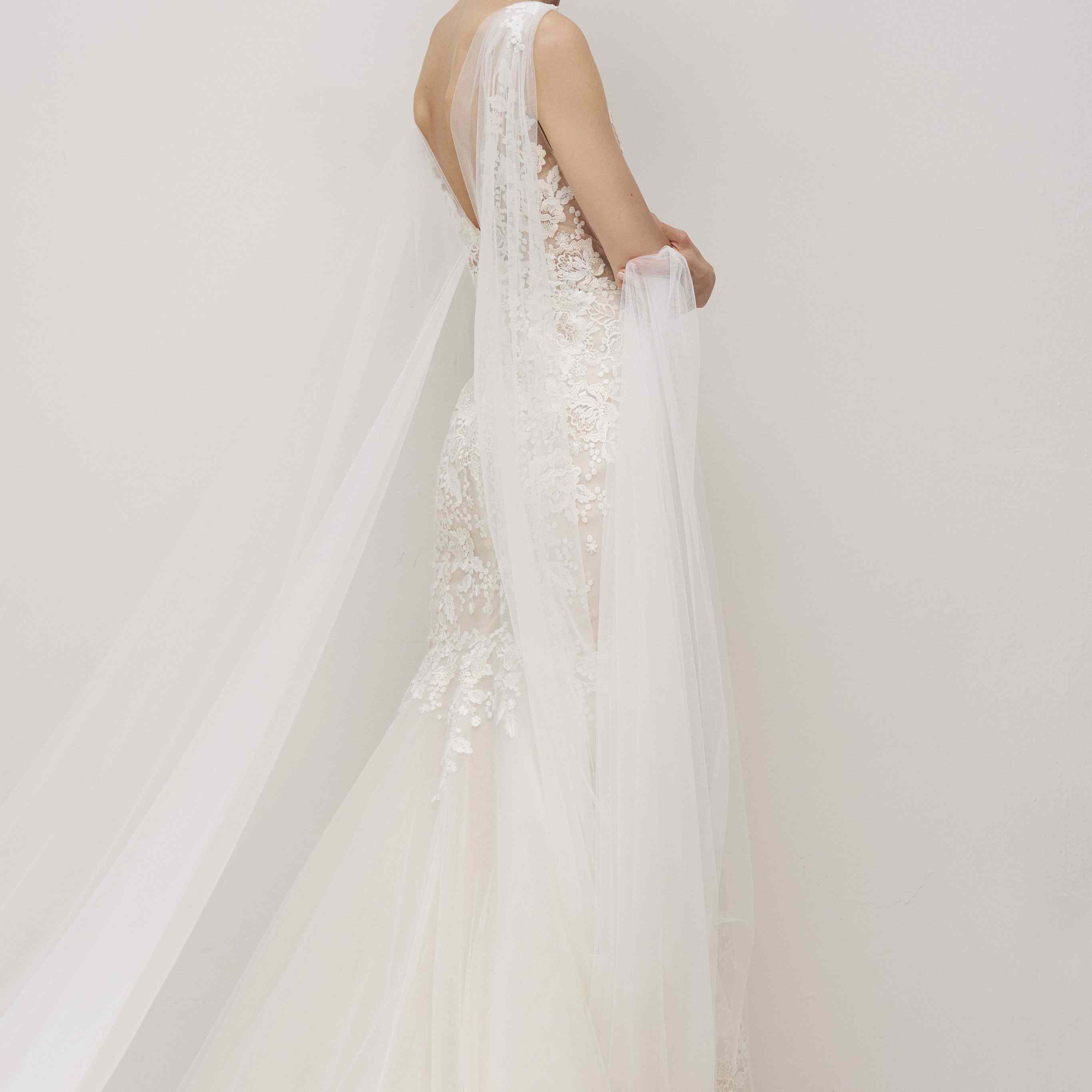 模特在花卉花边合身和耀斑礼服与层叠薄纱