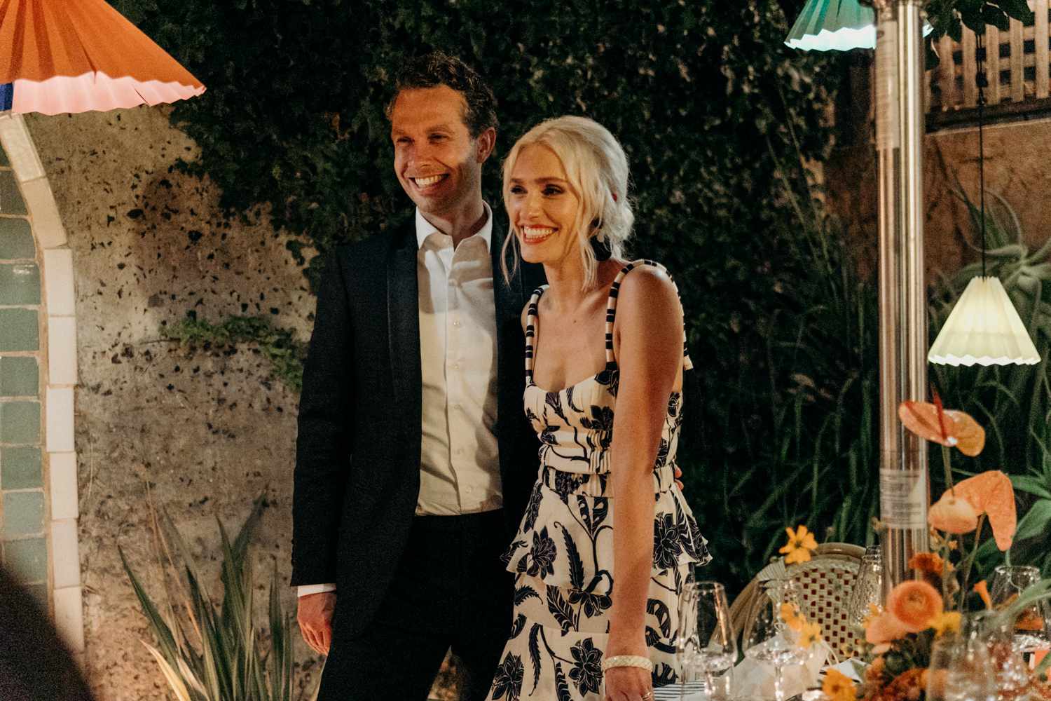 新娘和新郎在接待处