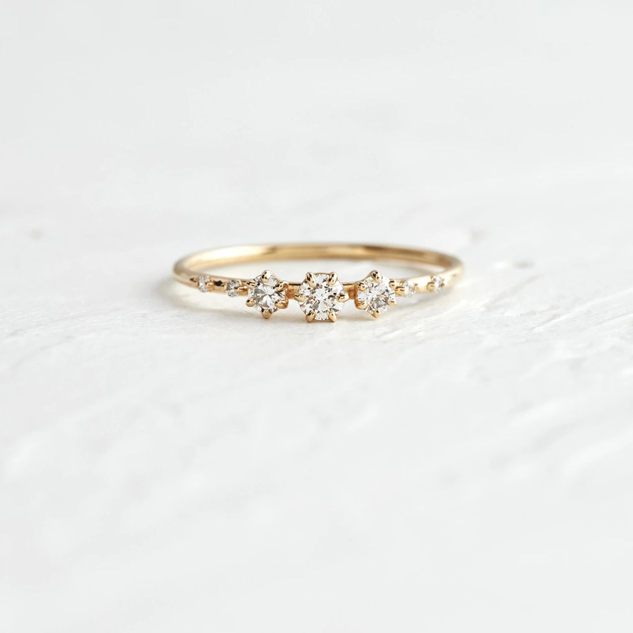 188bet官网88bet官网订婚戒指与中心钻石和较小的戒指钻石在白色的背景