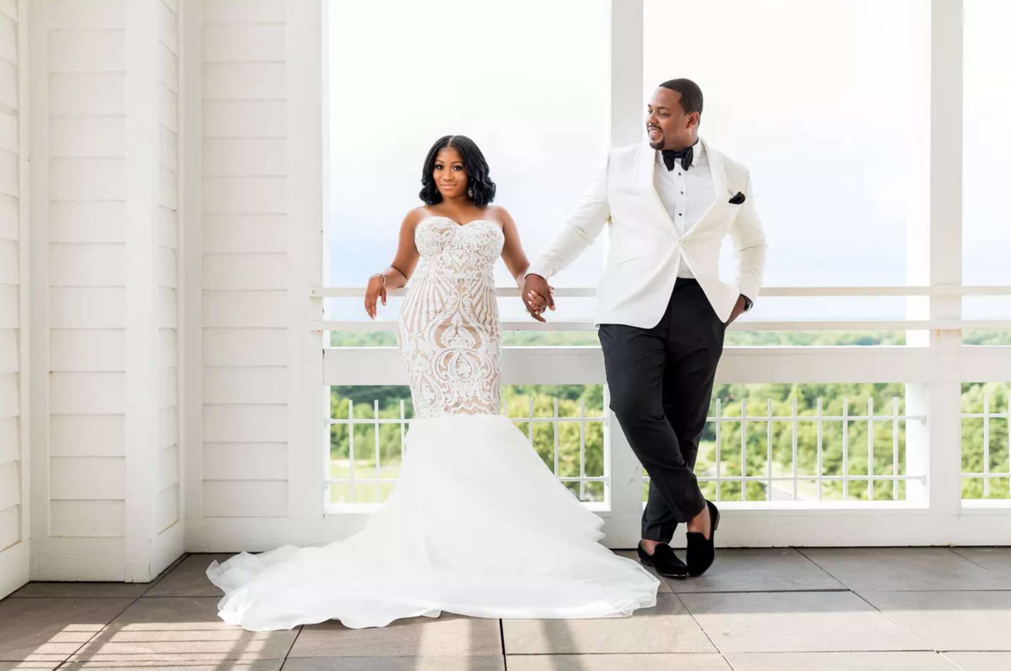 新婚的肖像在相配的白色服装