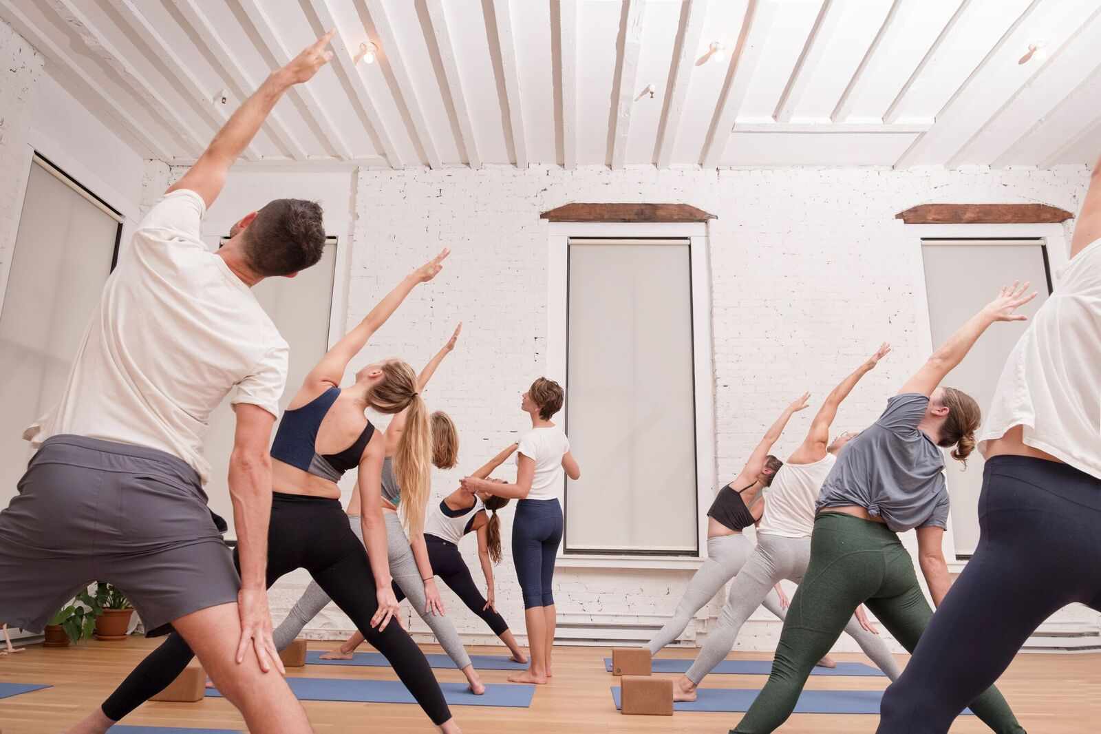 几个人在工作室做瑜伽