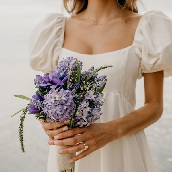 新娘手持一束风信子和海葵