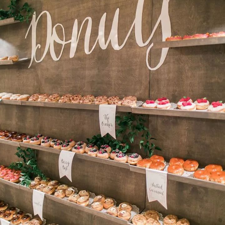 货架上摆满了在婚礼甜甜圈