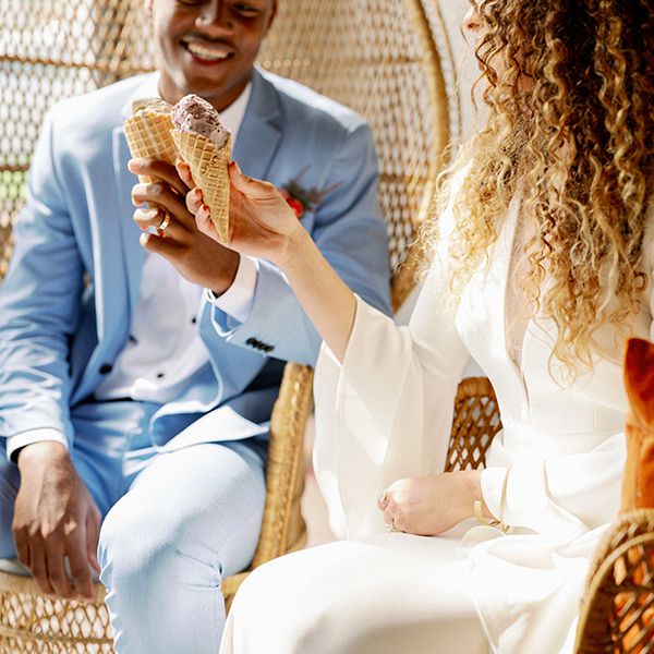 享受冰淇淋的夫妇