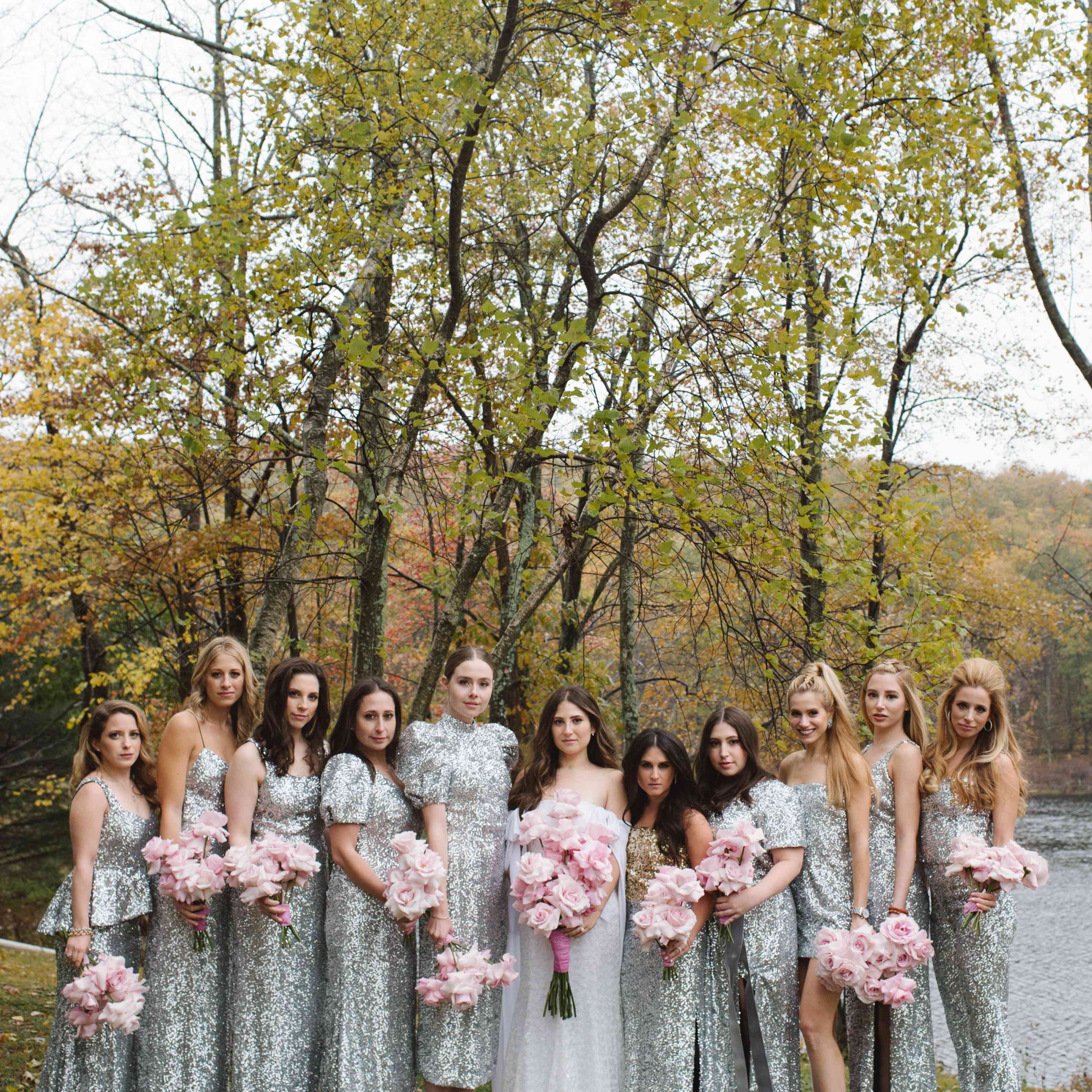 银色亮片礼服的伴娘