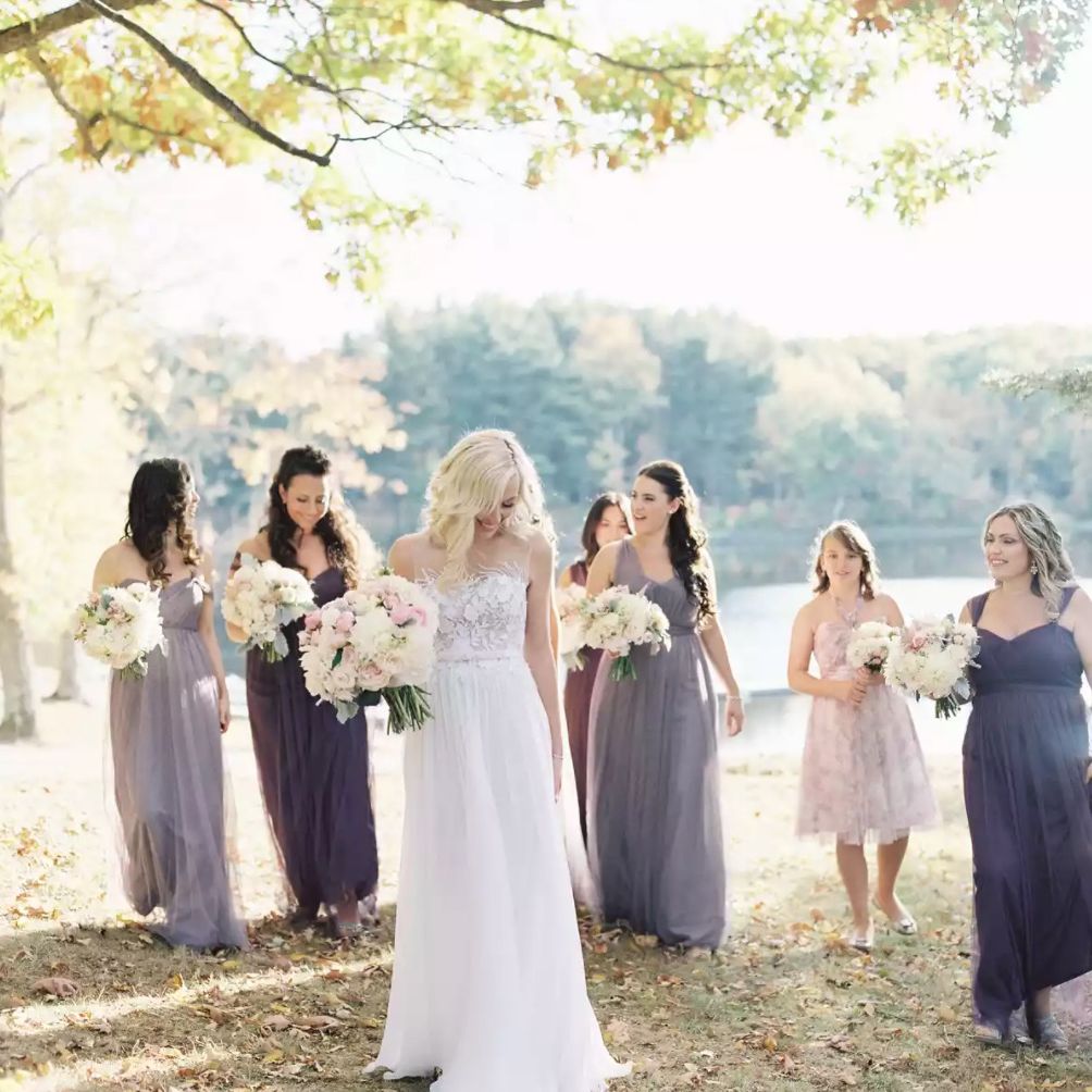 在紫色色调伴娘新娘