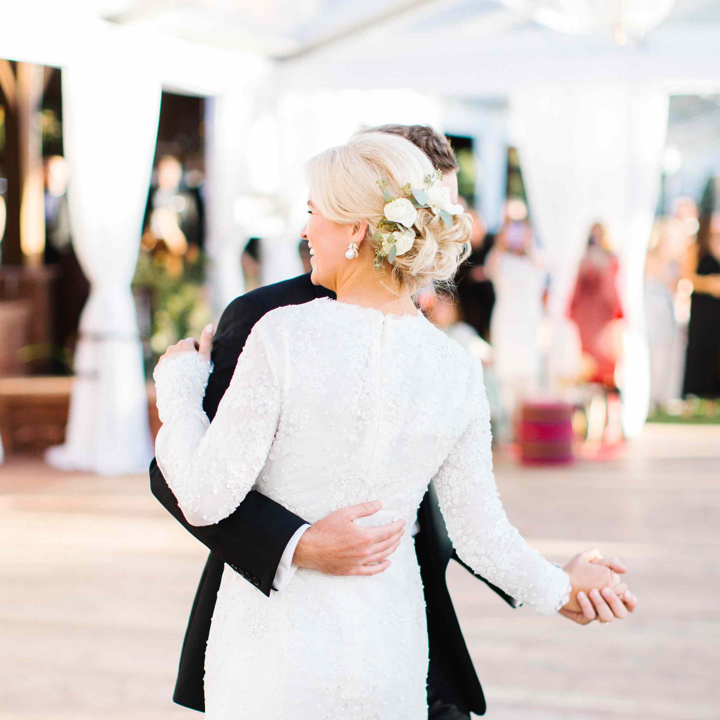 新娘和新郎跳舞