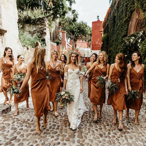 与她的伴娘新娘