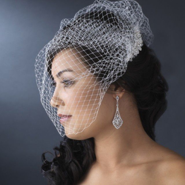 新娘穿鸟笼面纱和水晶耳环