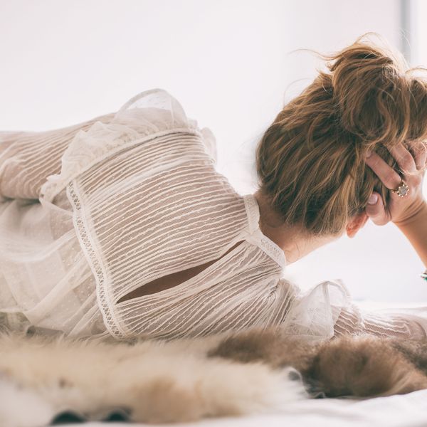 女人铺设在她身边看着窗外