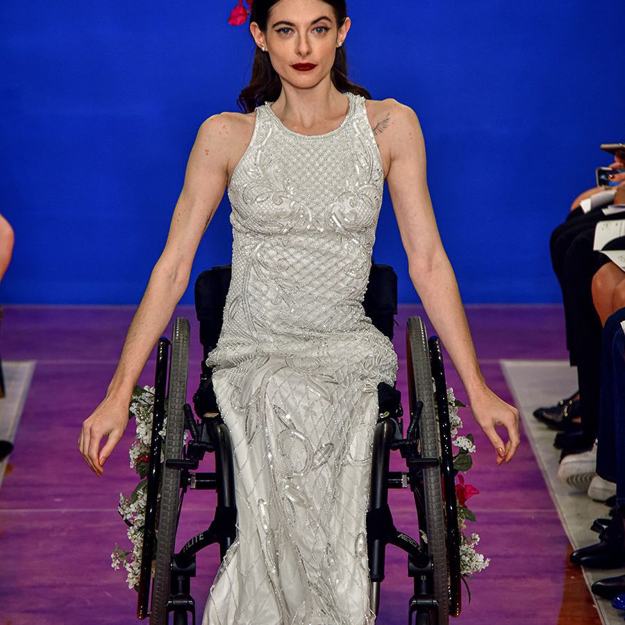 在无袖合适的衣服与珠子，亮片和珍珠刺绣的跑道模型