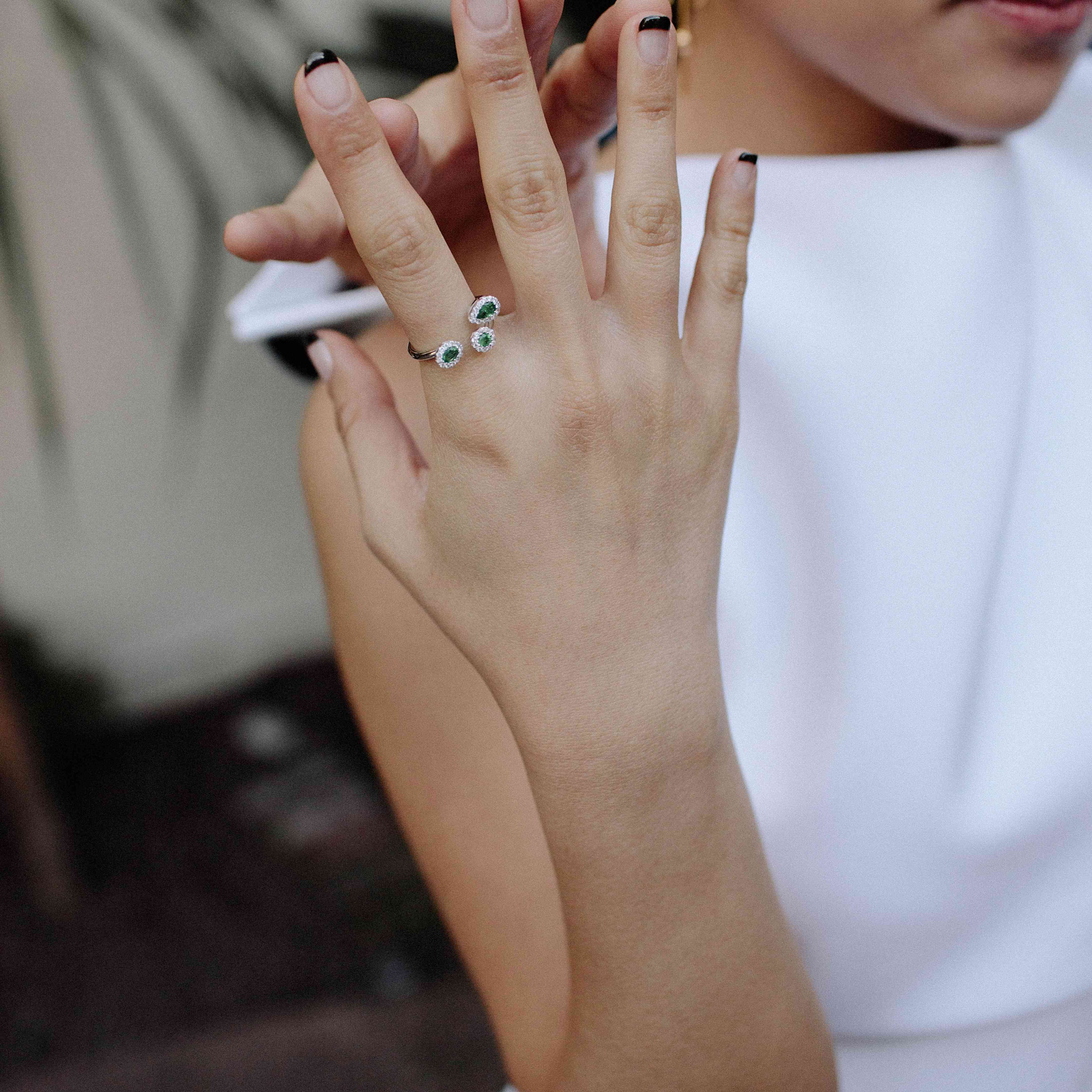 握手的新娘和新郎