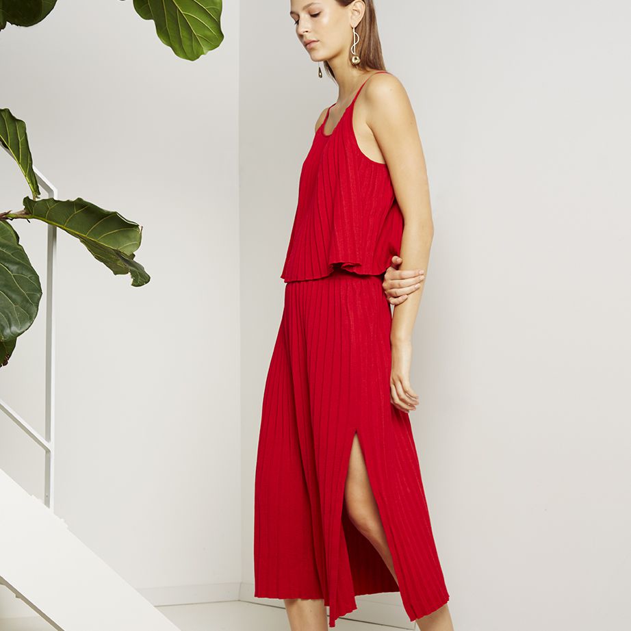 红色匹配顶部和裙子