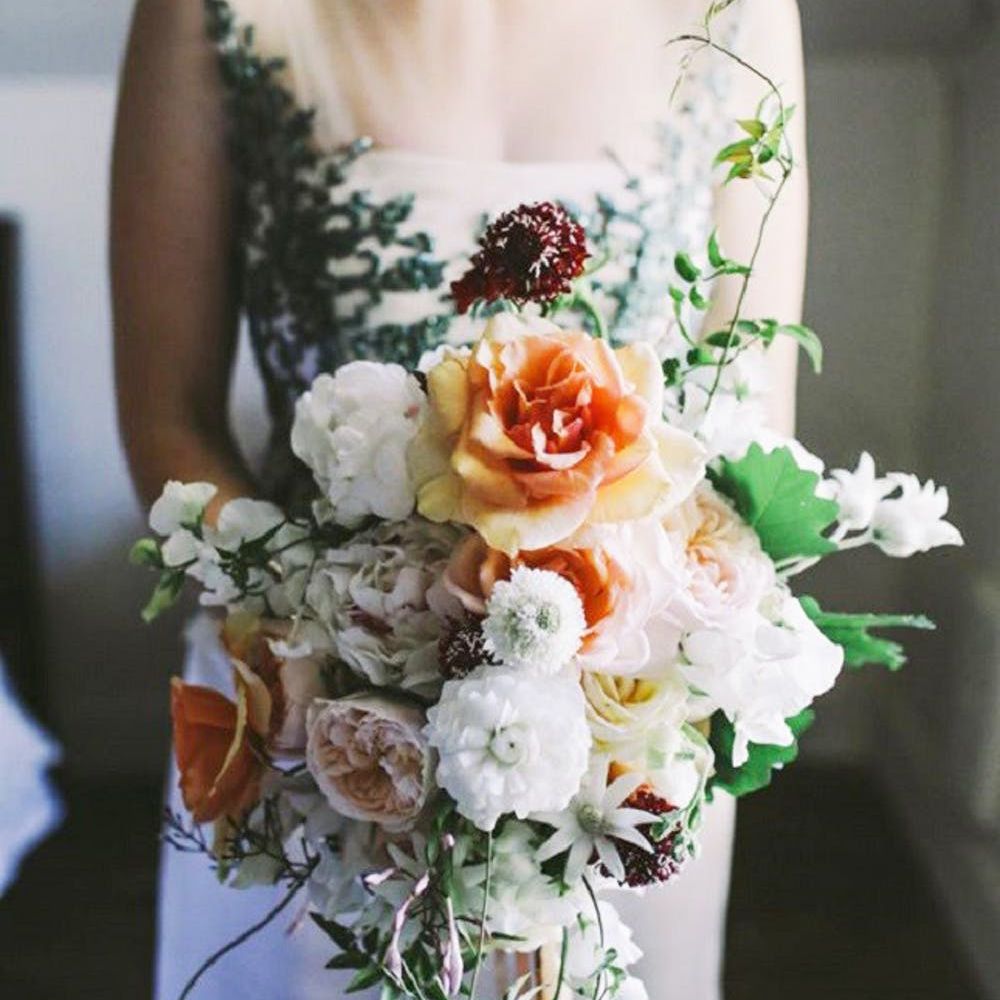 奶油色和橙色牡丹花束