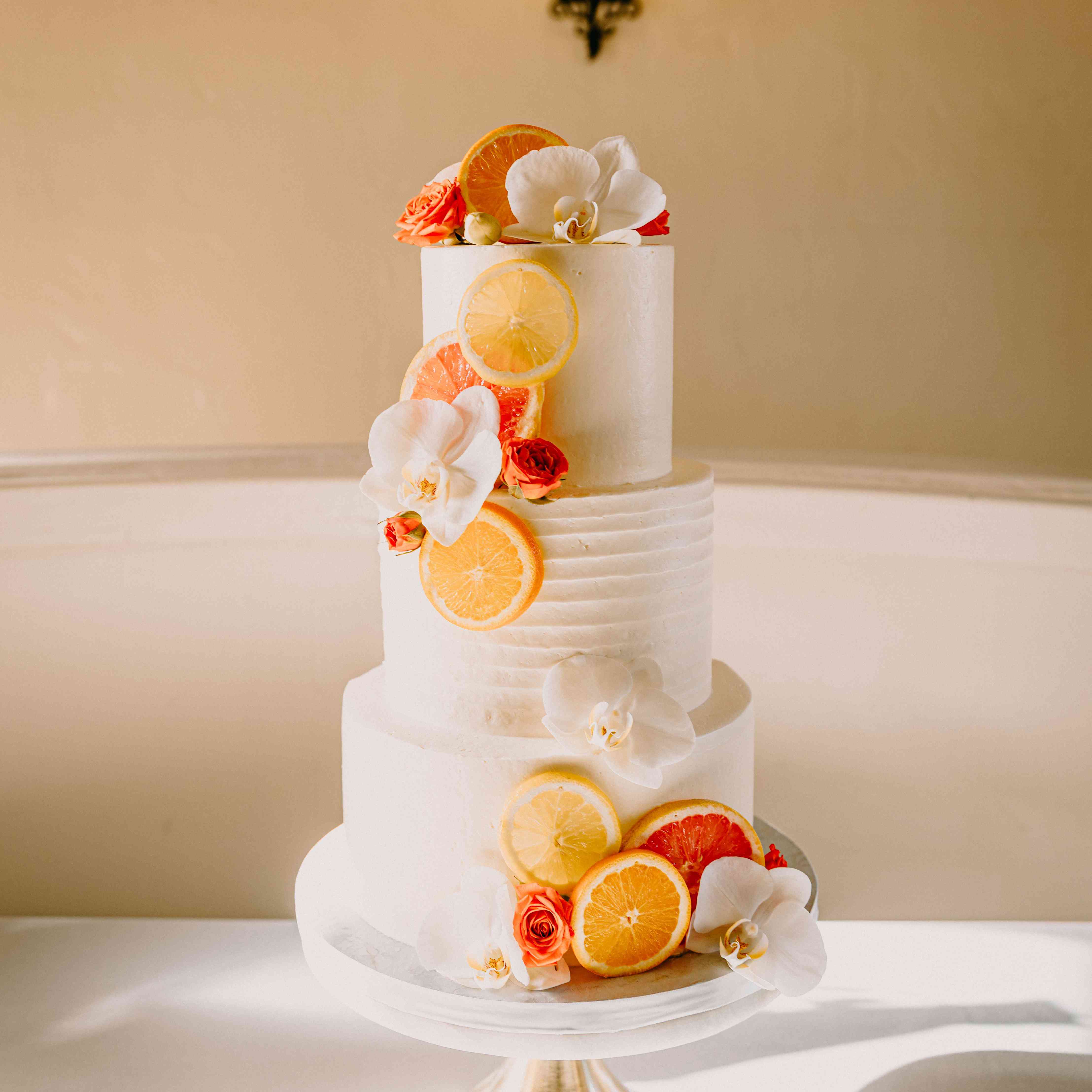 有鲜花和柑橘的婚礼蛋糕