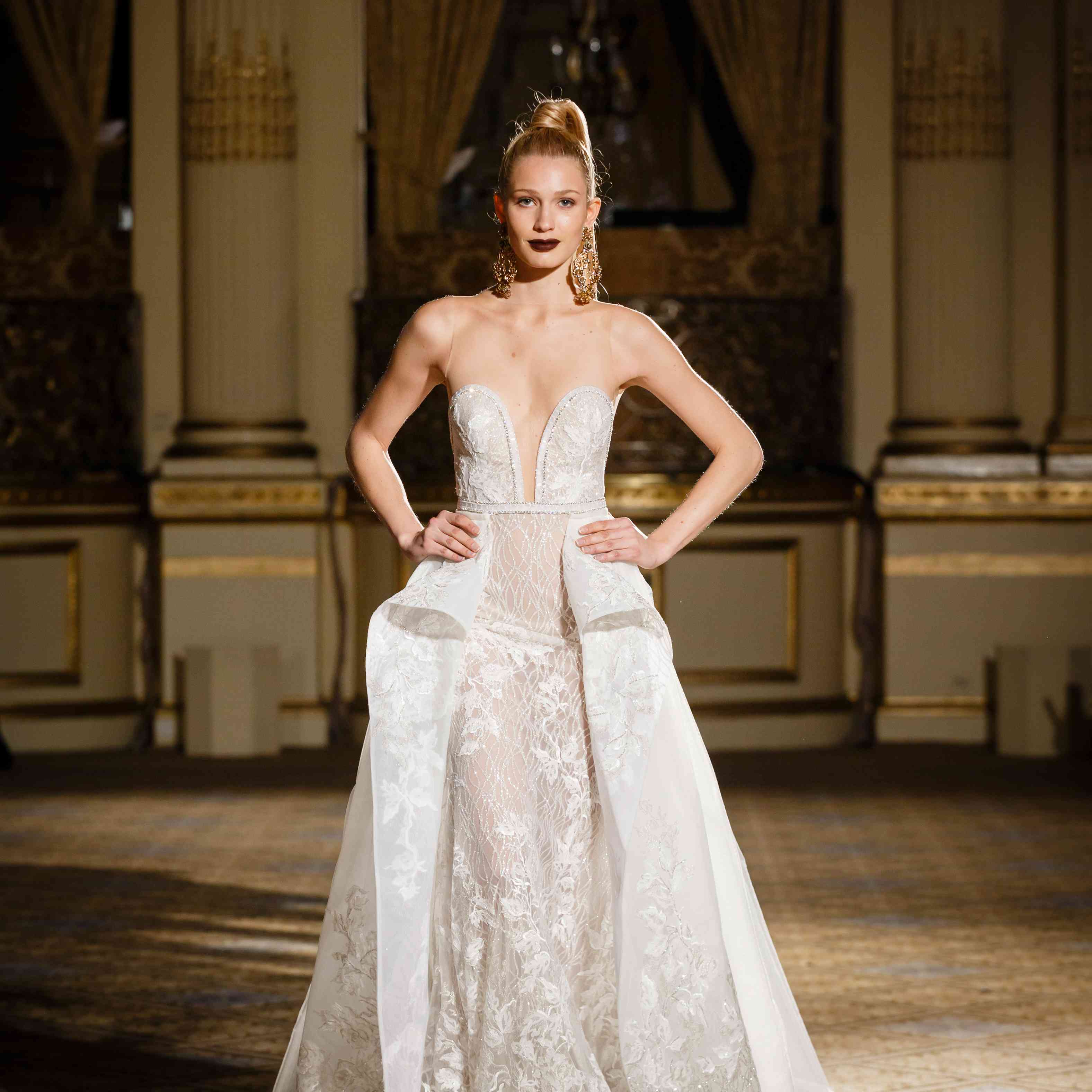 <p>Berta带裙摆的婚纱</p><br><br>