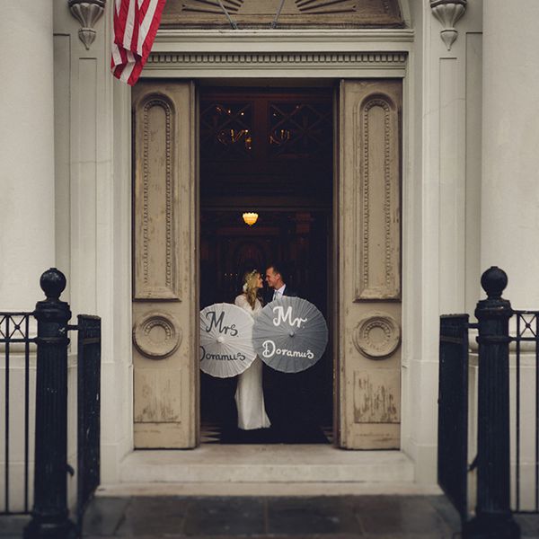 新娘和新郎在门口