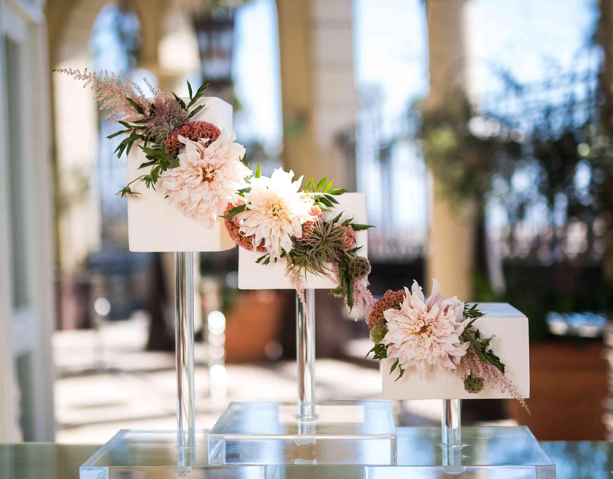 现代矩形分层婚礼蛋糕