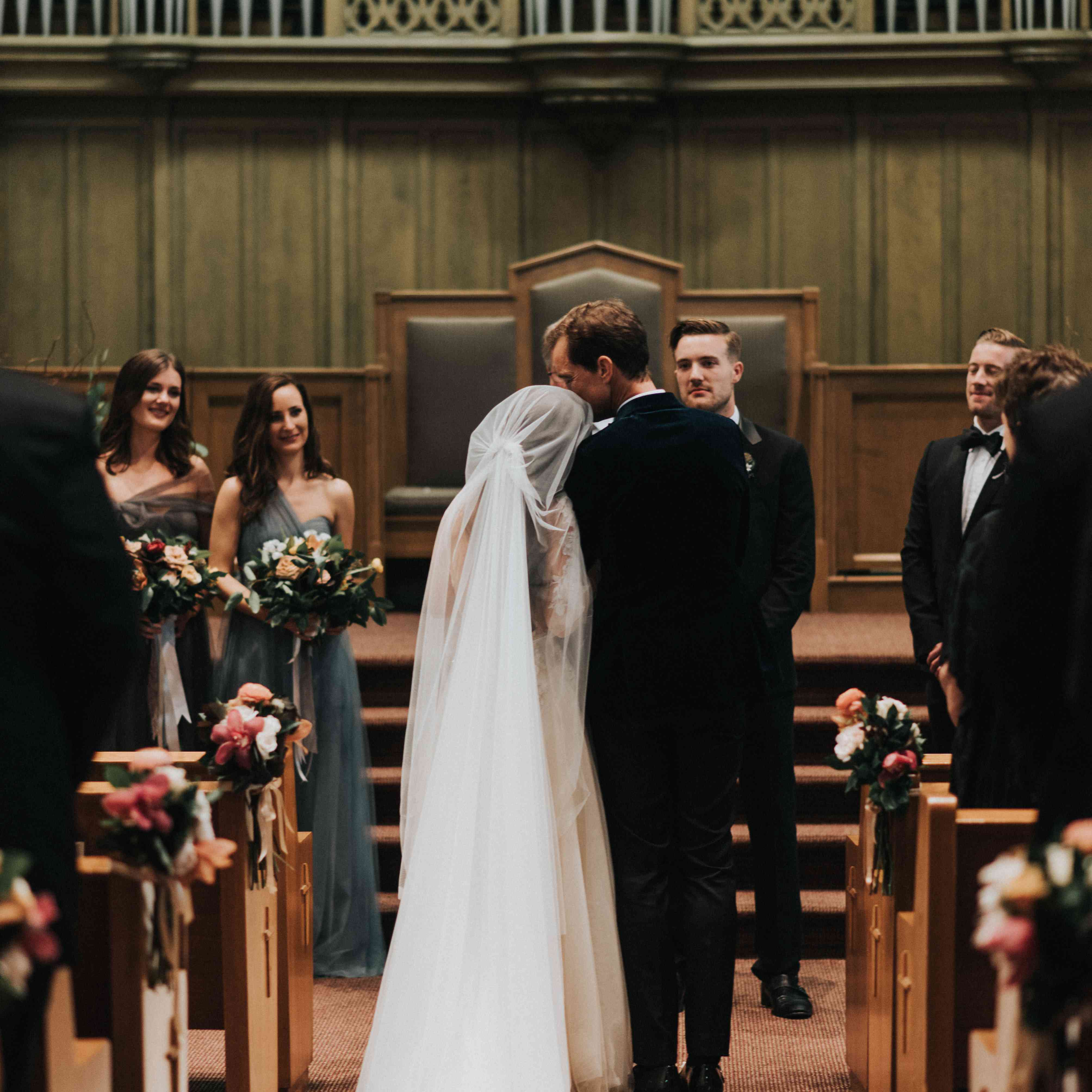 个性化的婚礼，新娘和新郎在教堂的祭坛