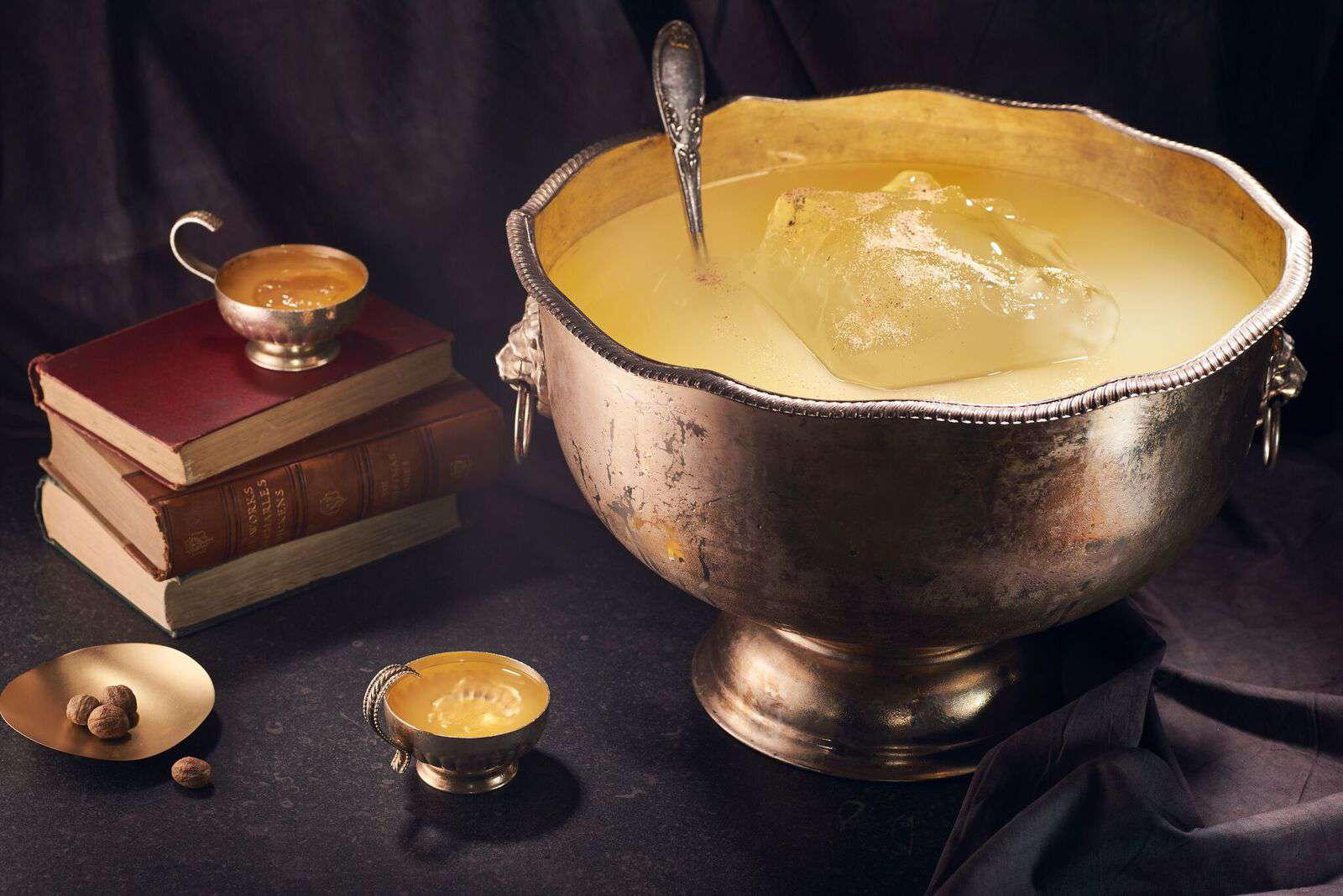 班克斯朗姆酒假日潘趣酒碗用金属玻璃杯提供的鸡尾酒