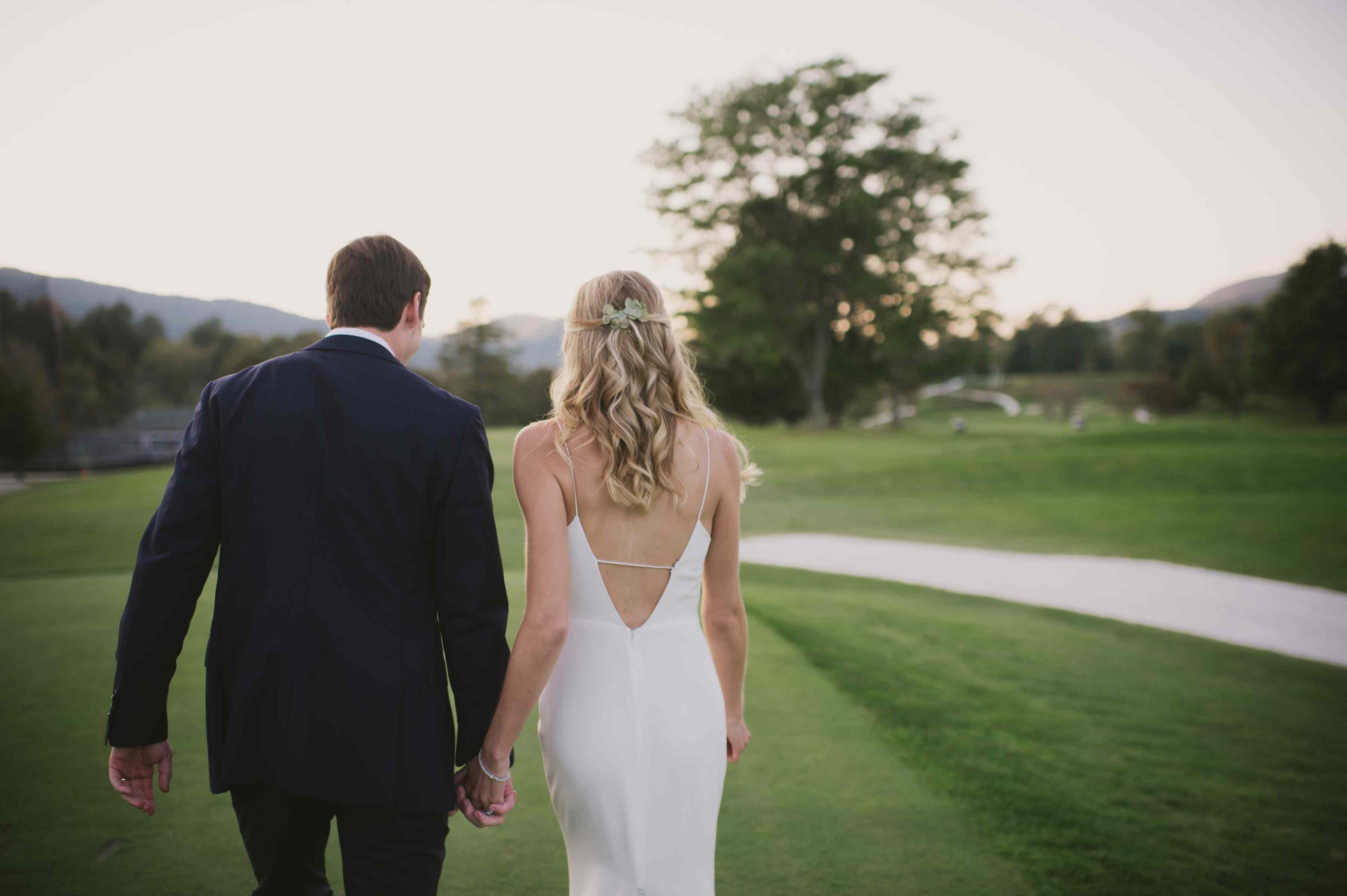 <p>在高尔夫球场的新娘和新郎</ p> <br> <br> <br>