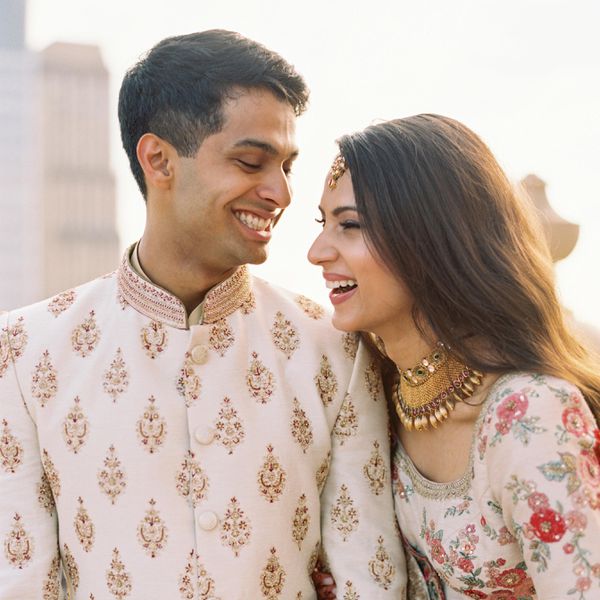 新郎和新娘在笑