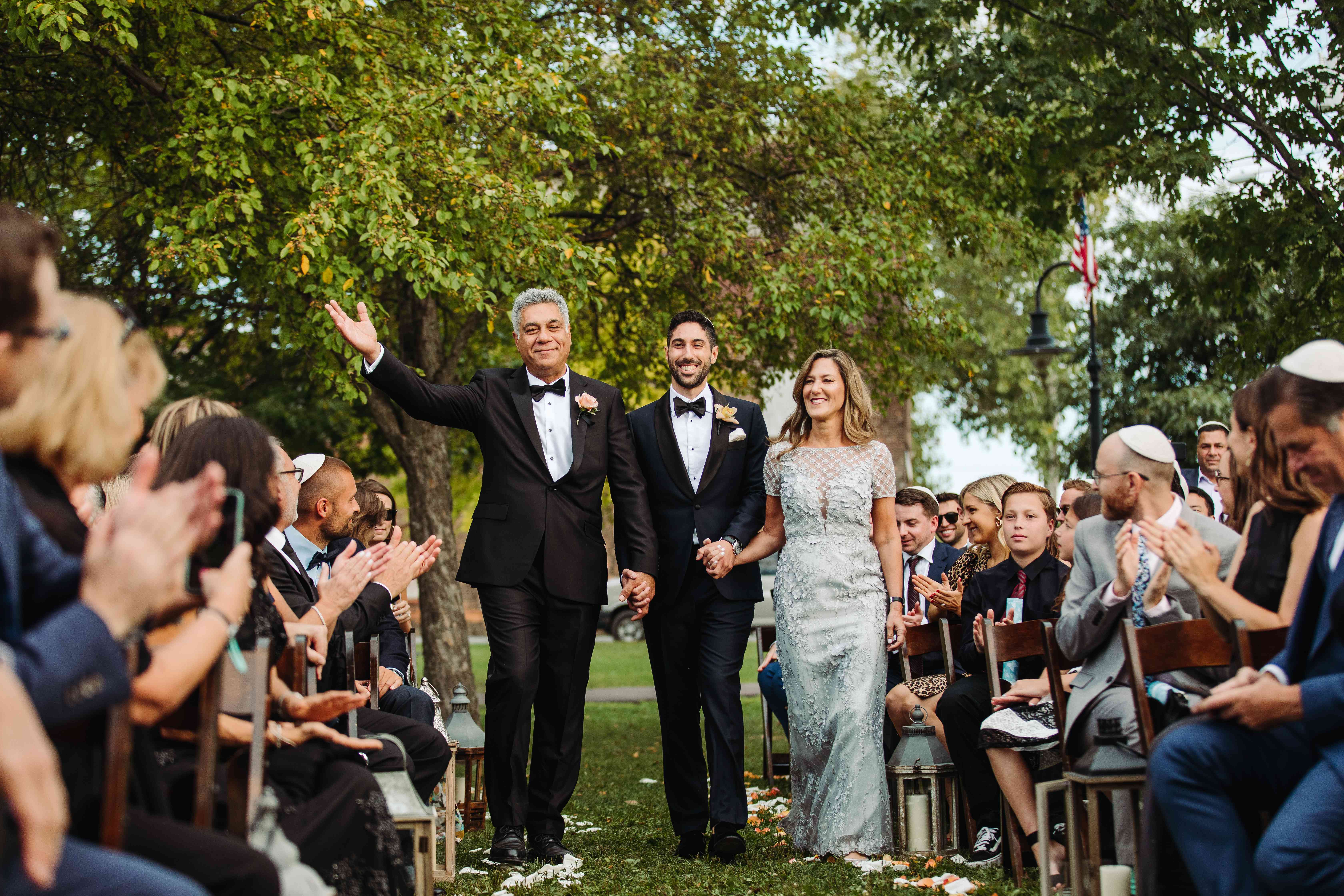 新郎和父母一起走路走道