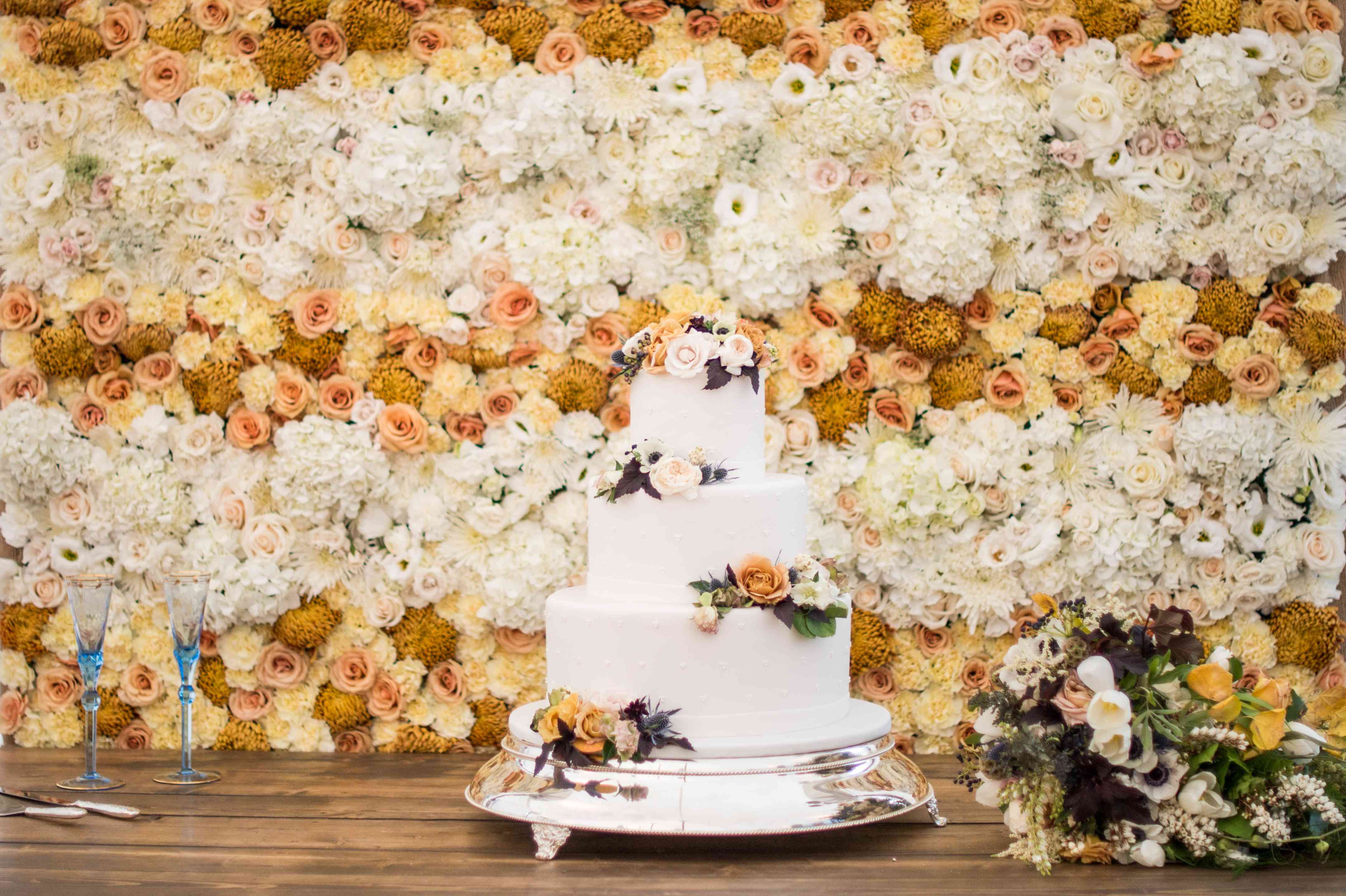 有鲜花的三层白色婚礼蛋糕