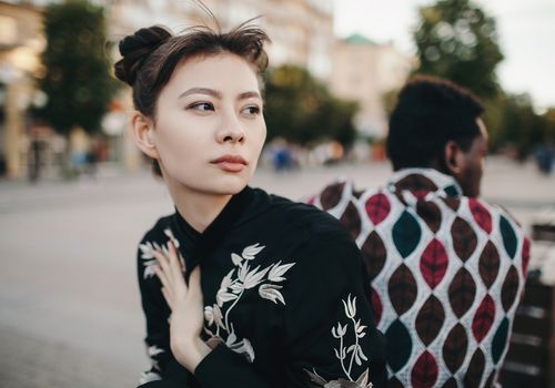 一对背对着对方的夫妇