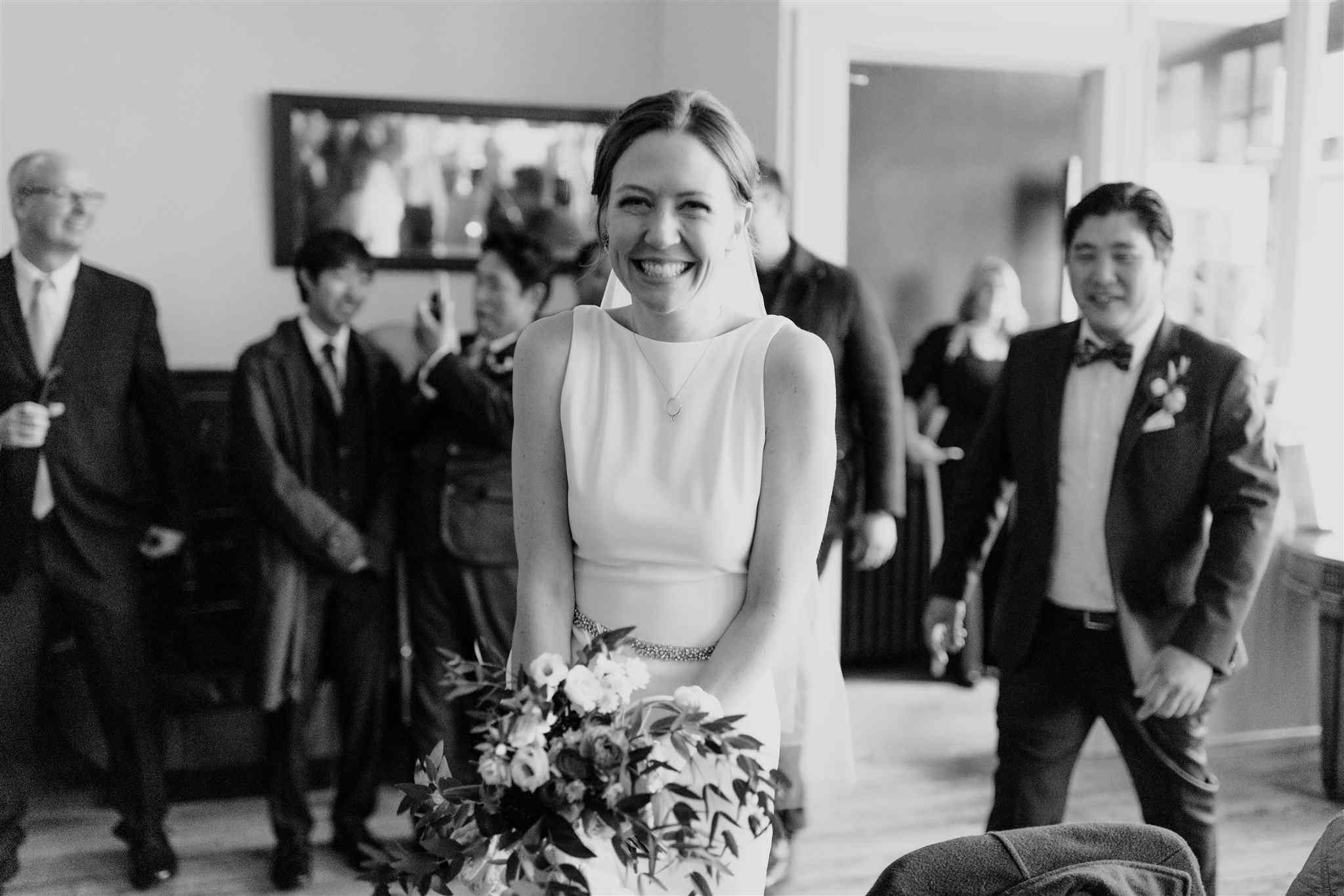 新娘和新郎进入会场