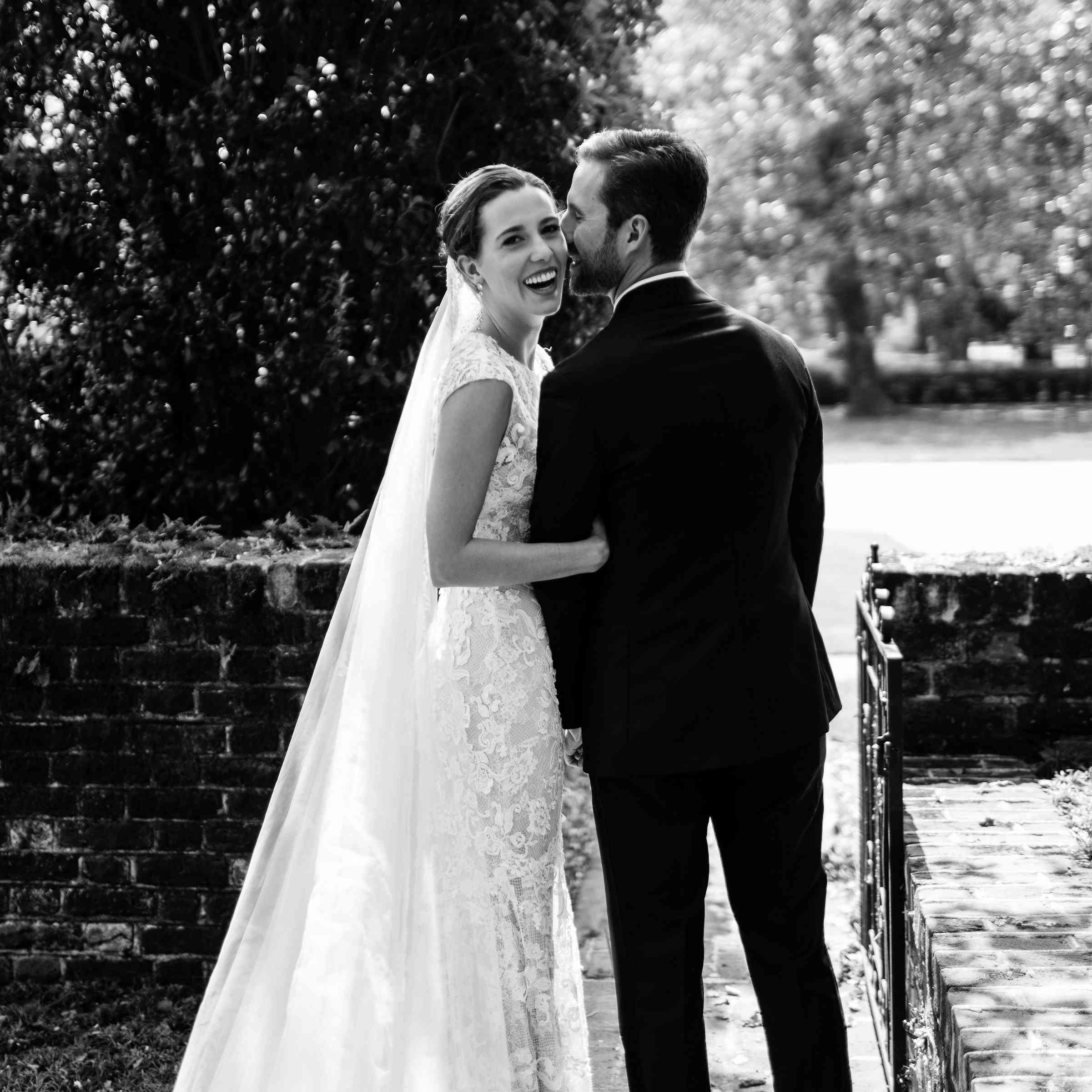 <p>新郎亲吻黑白新娘</p><br><br>