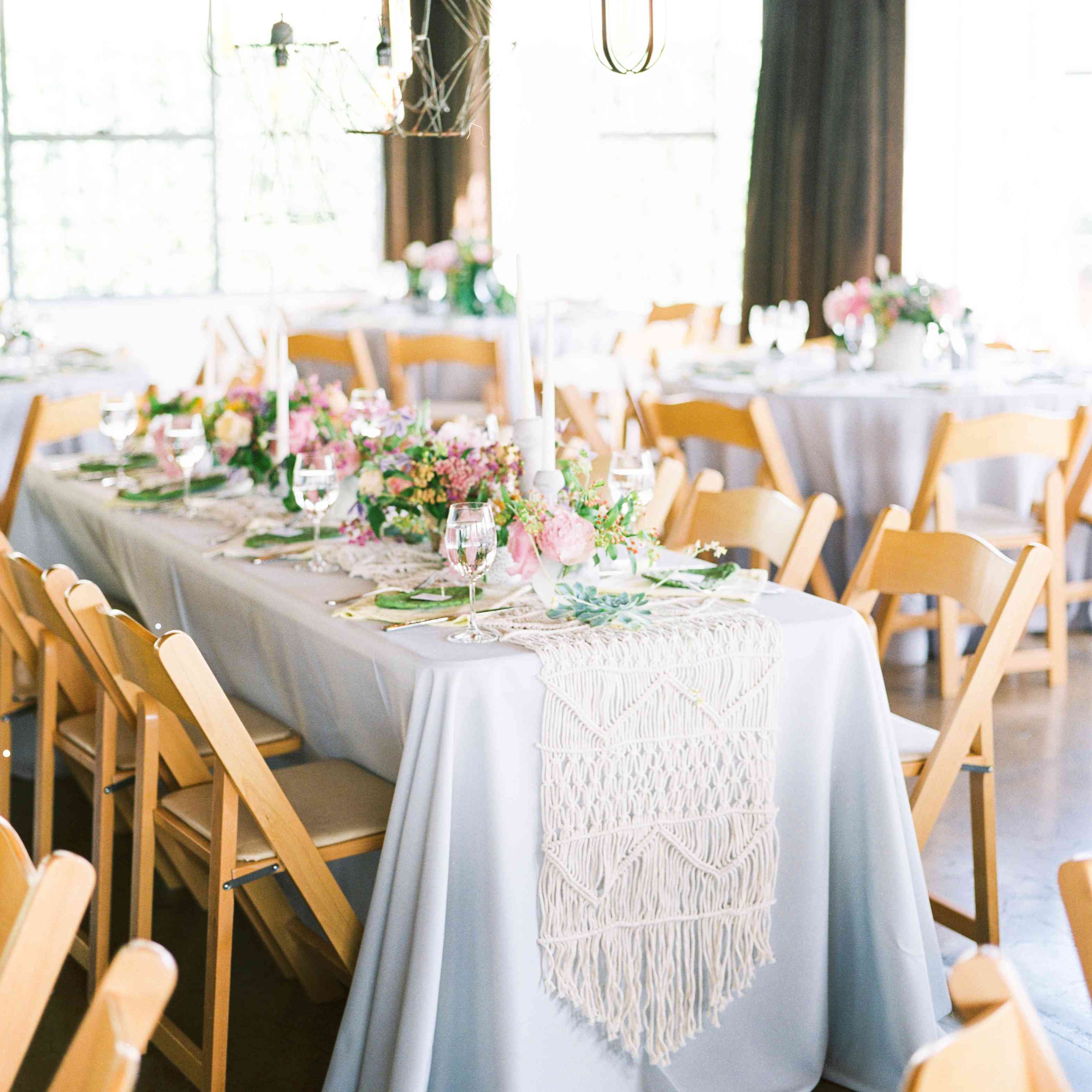 <P>婚礼接待台与花边转轮</ P>