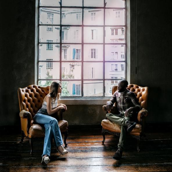 一个男人和女人说话。