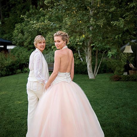 2008年，鲍西娅·德罗西和艾伦·德杰尼勒斯在扎克·珀森的婚礼上结婚