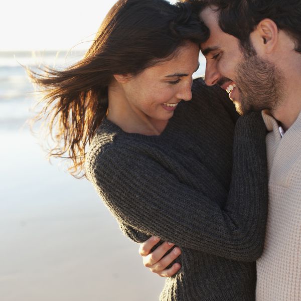 男男女女在海滩上微笑拥抱
