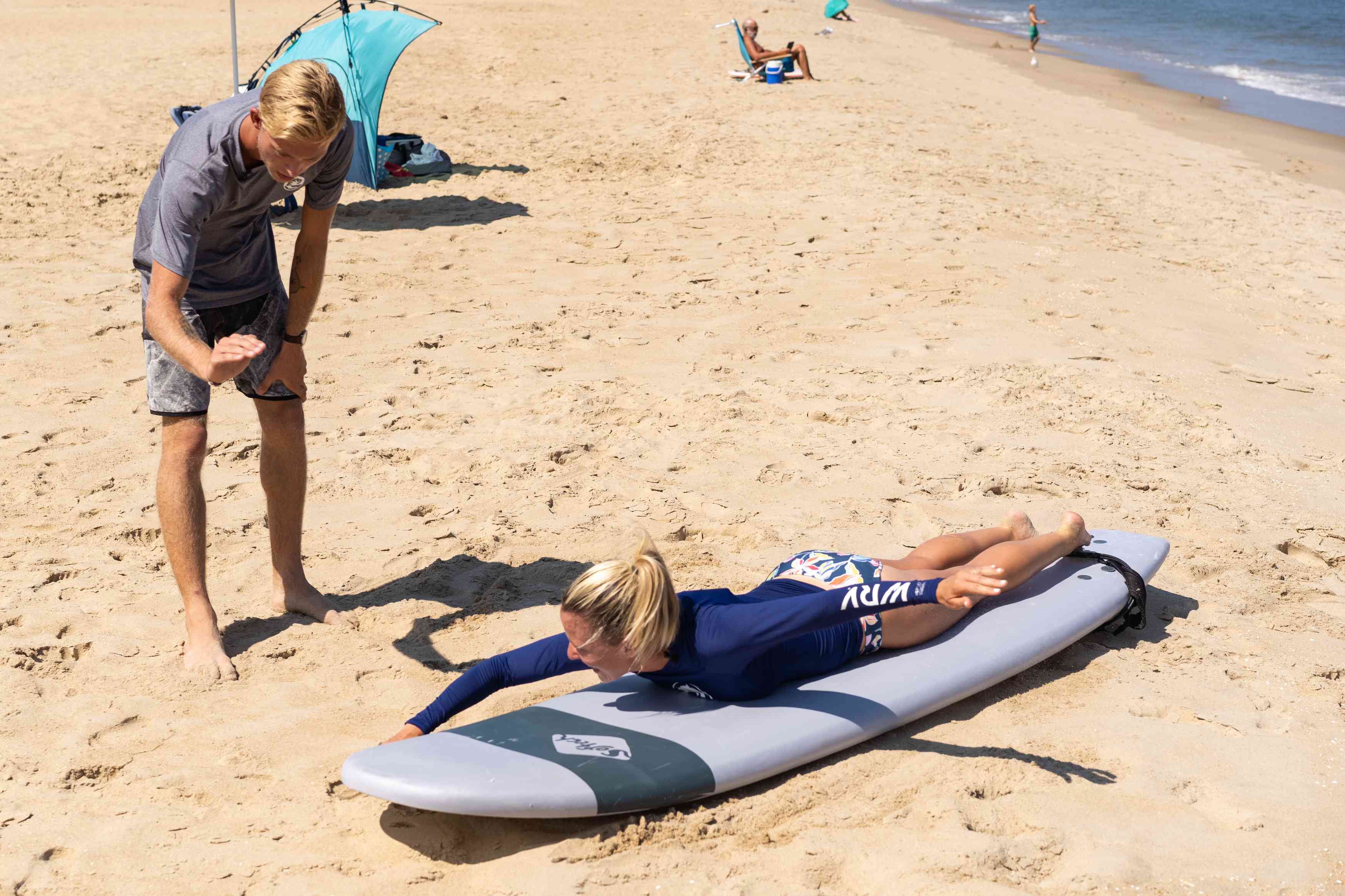 女人在弗吉尼亚海滩冲浪课程