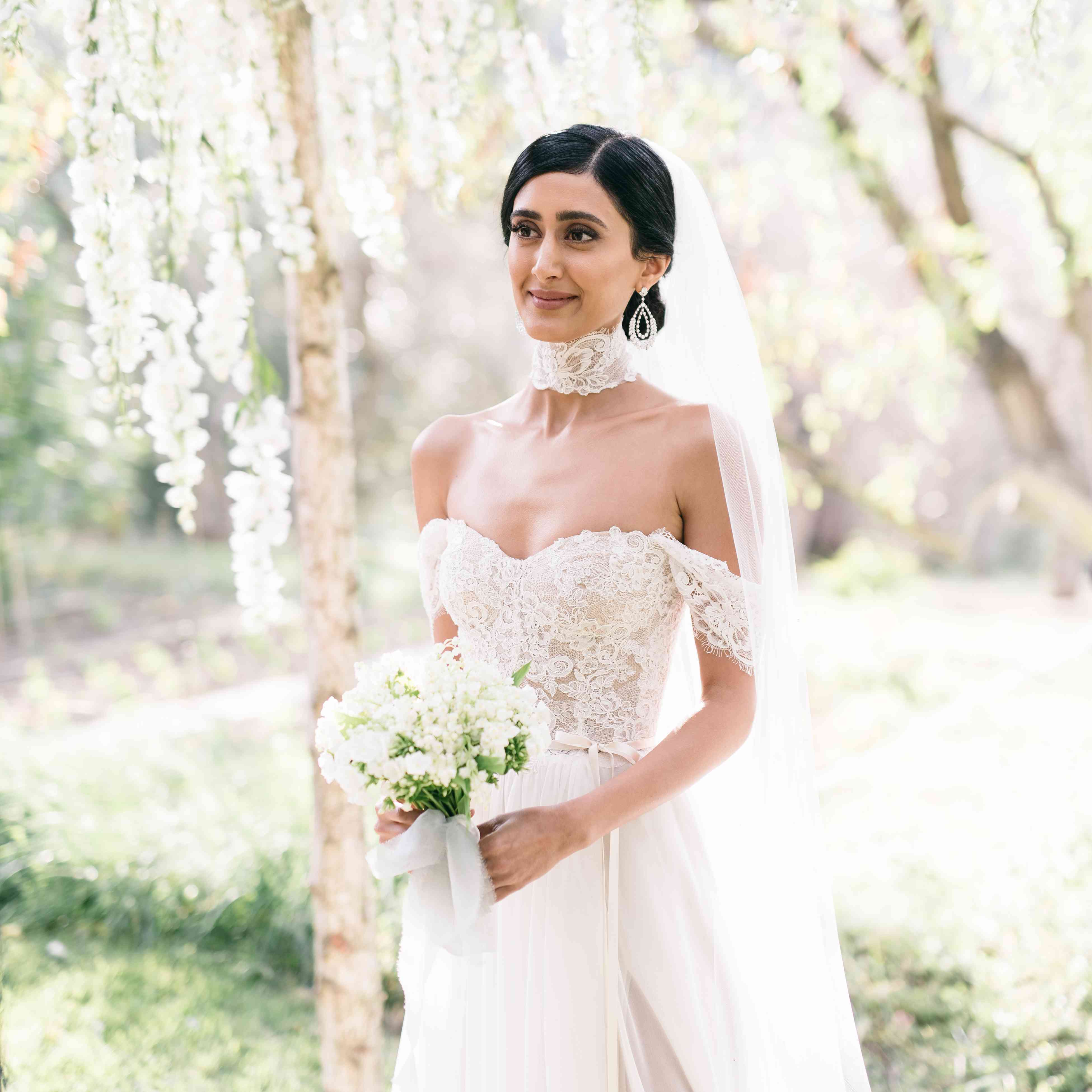 新娘站在花香缭绕坛