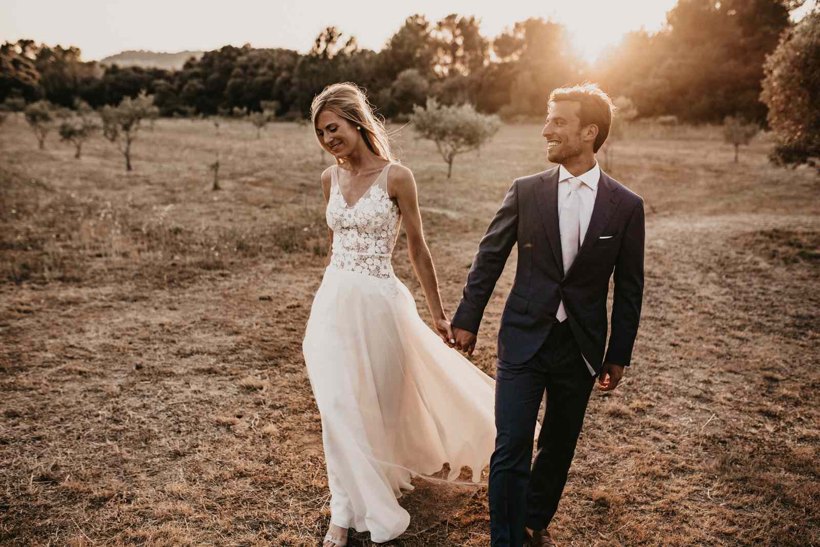 握手的新娘和新郎＂class=