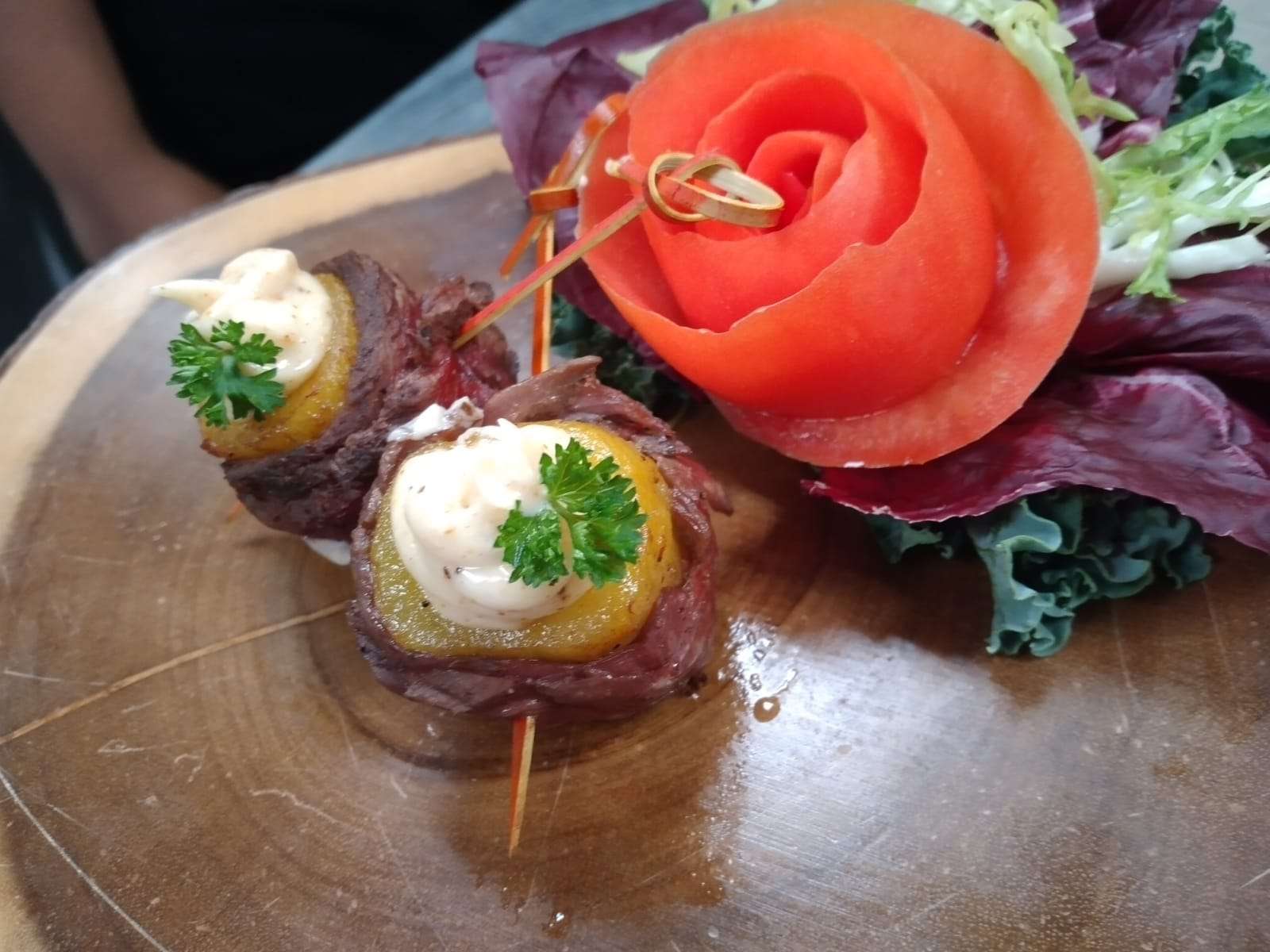 裙子牛排和车前草串