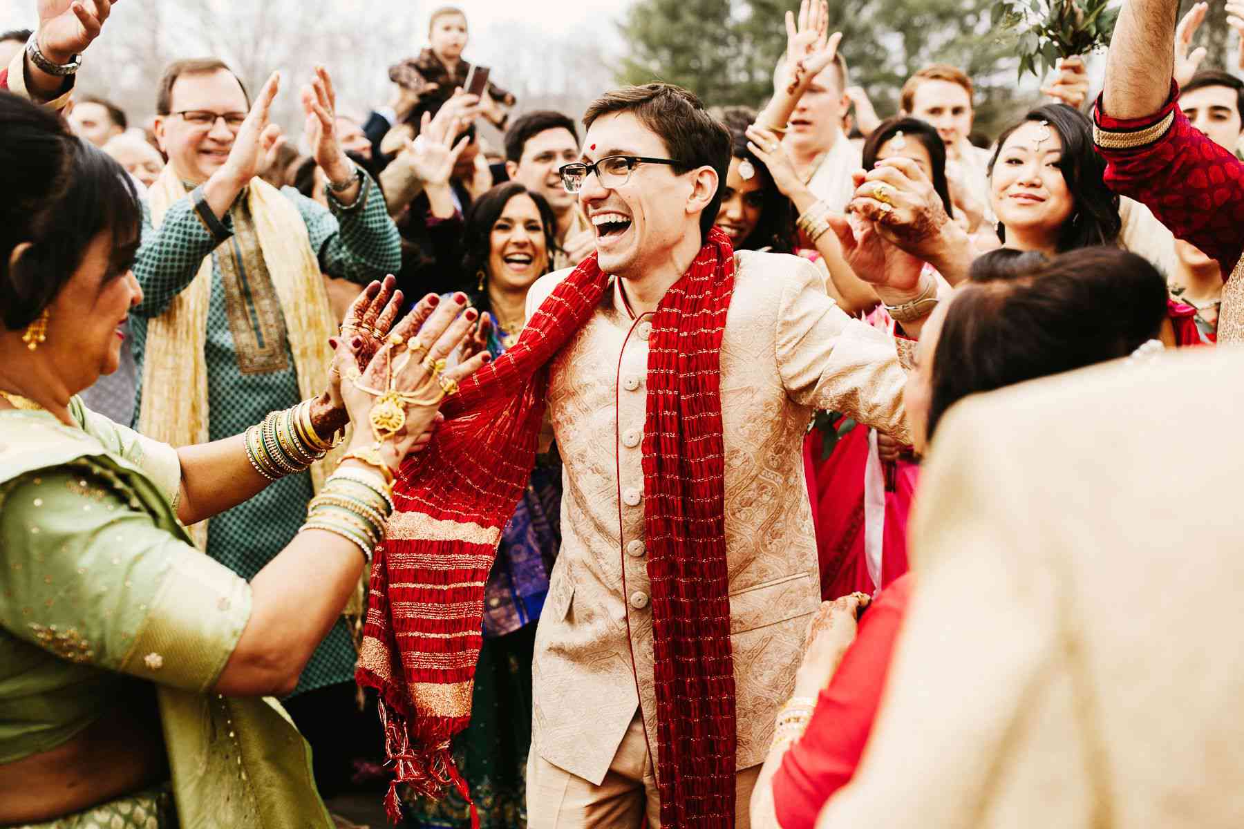 一个男人站在中间的文化舞蹈