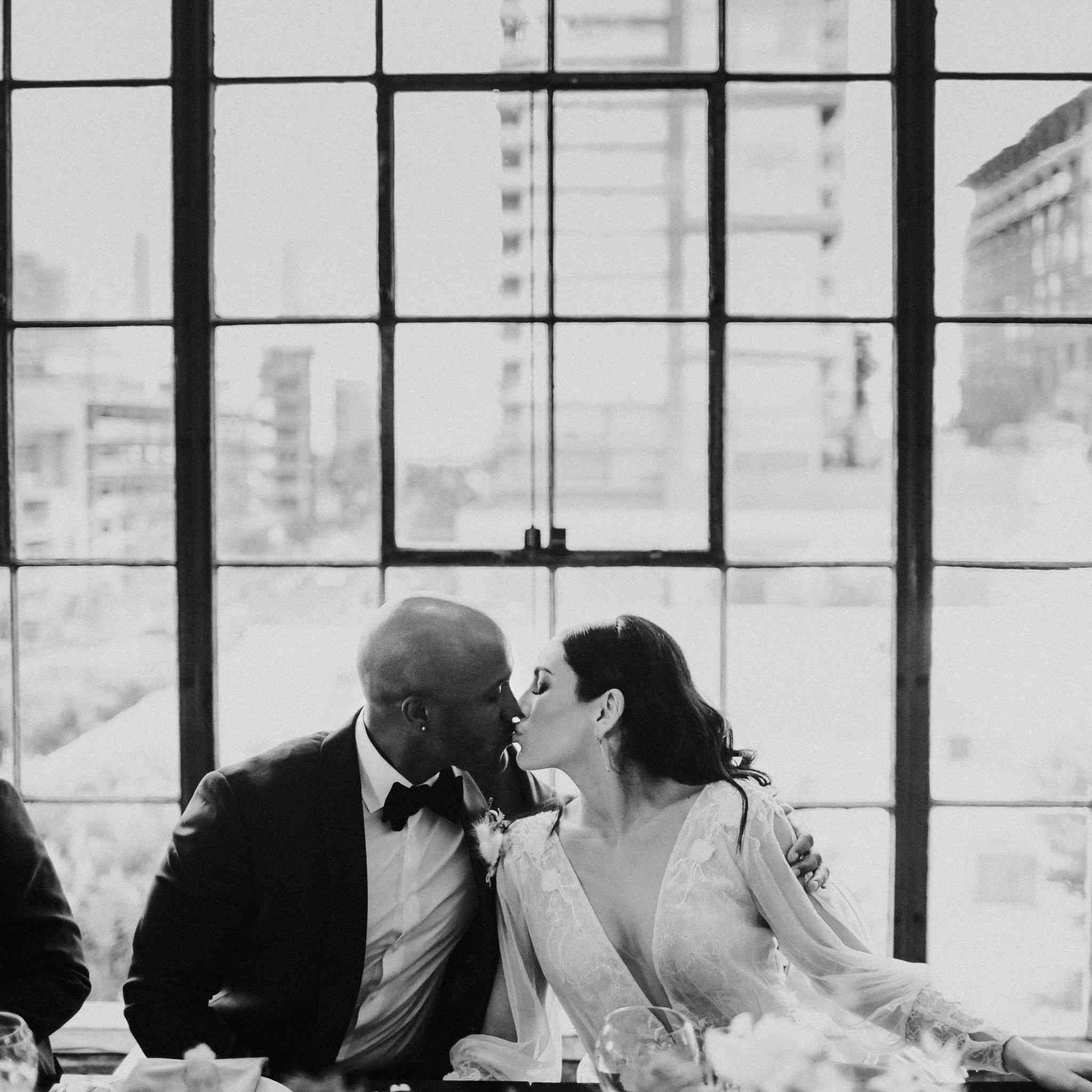 新娘和新郎亲吻