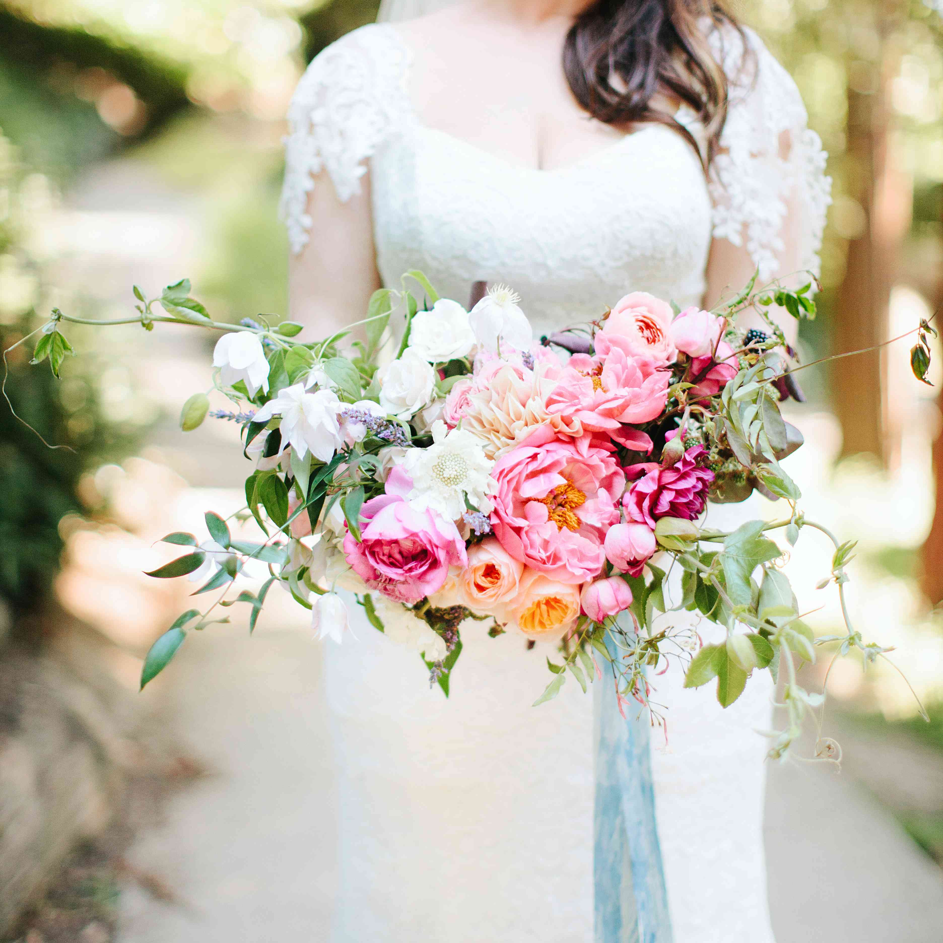 鲜艳的牡丹花束