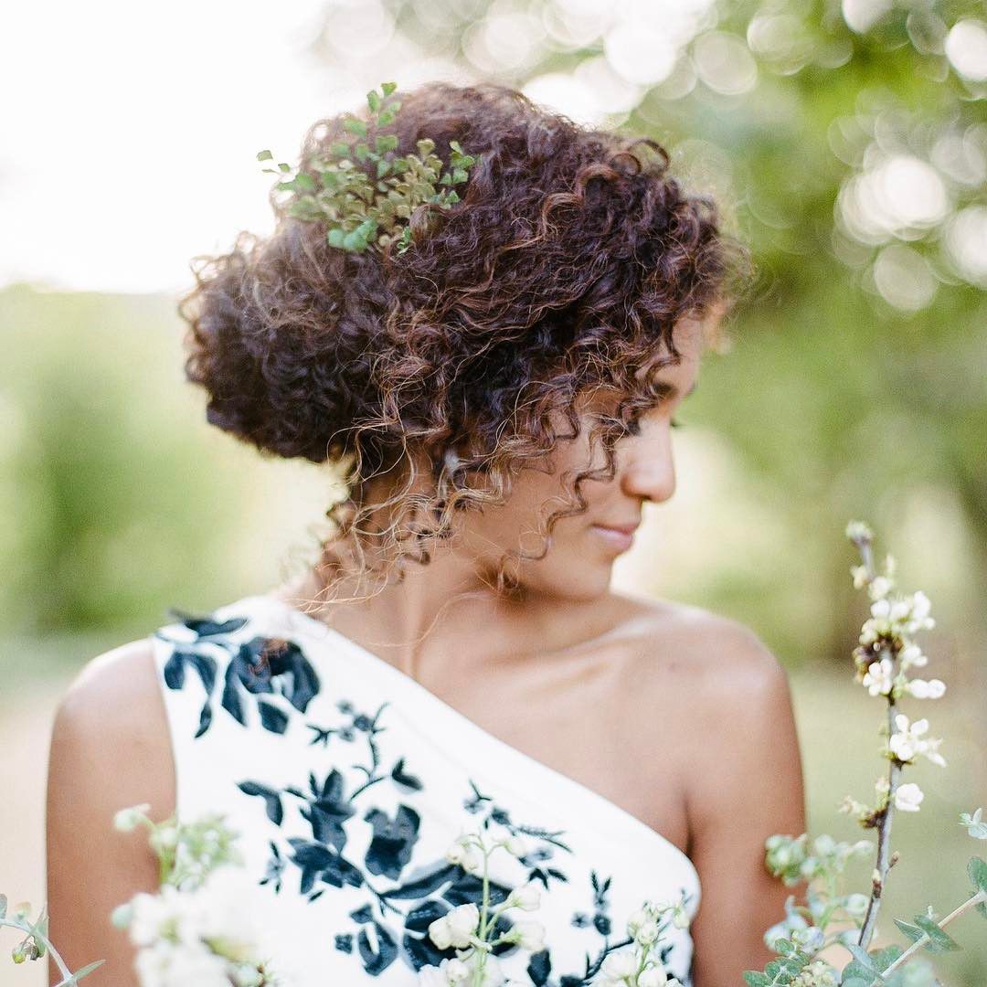 凌乱的发髻搭配翠绿的草茎