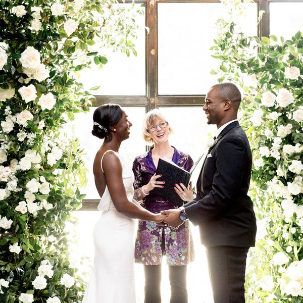 新娘和新郎与主祭