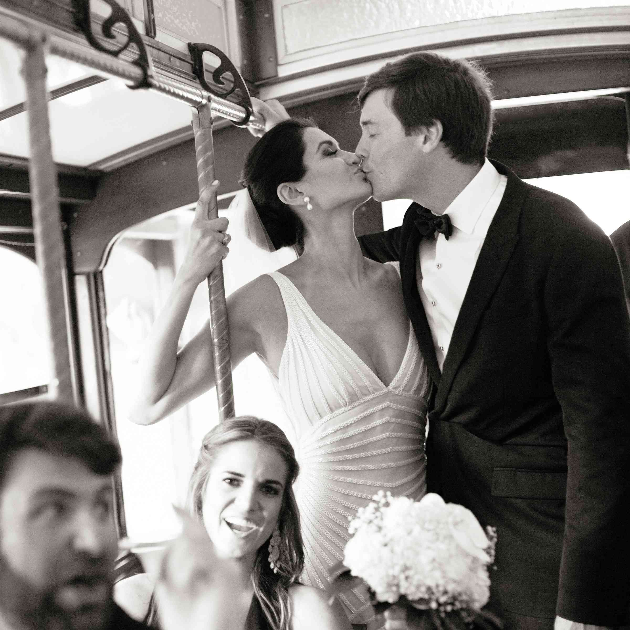 新娘和新郎在车上