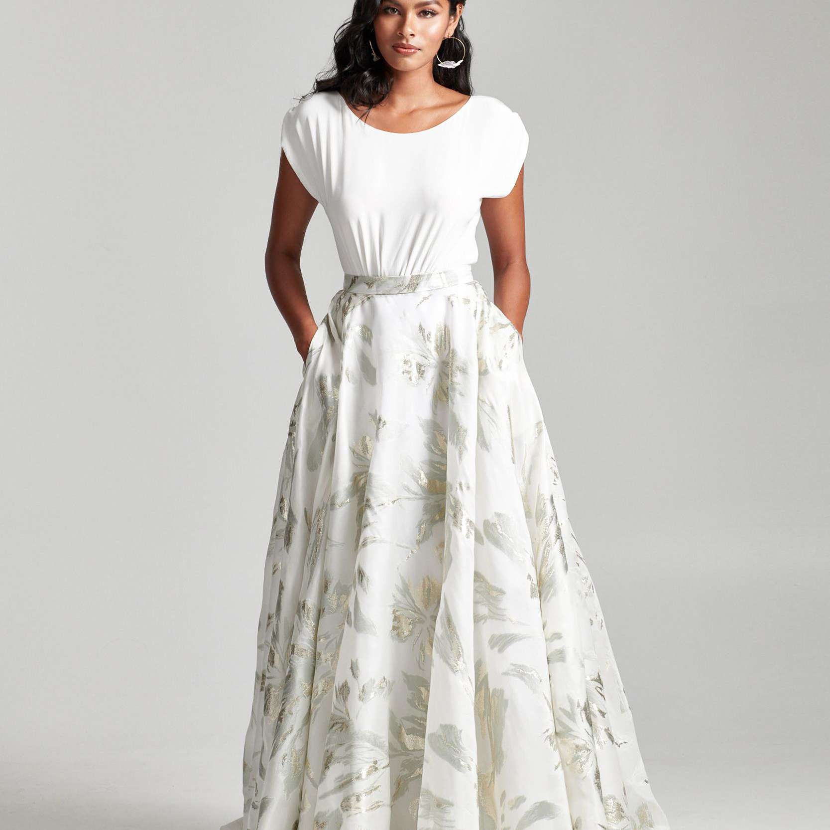 模特穿着白色短袖上衣和印花短裙