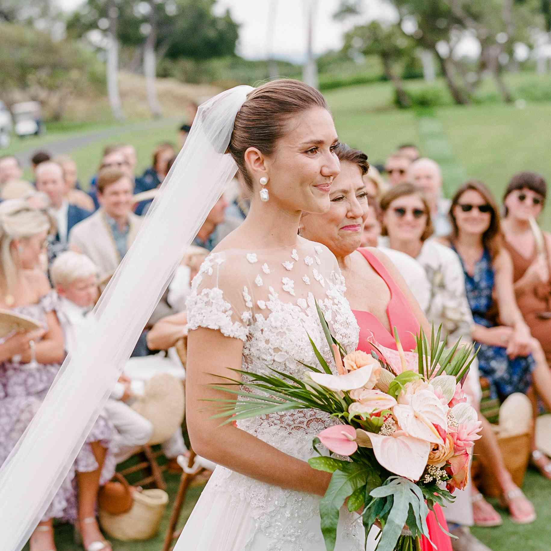 走在与母亲的走道的新娘