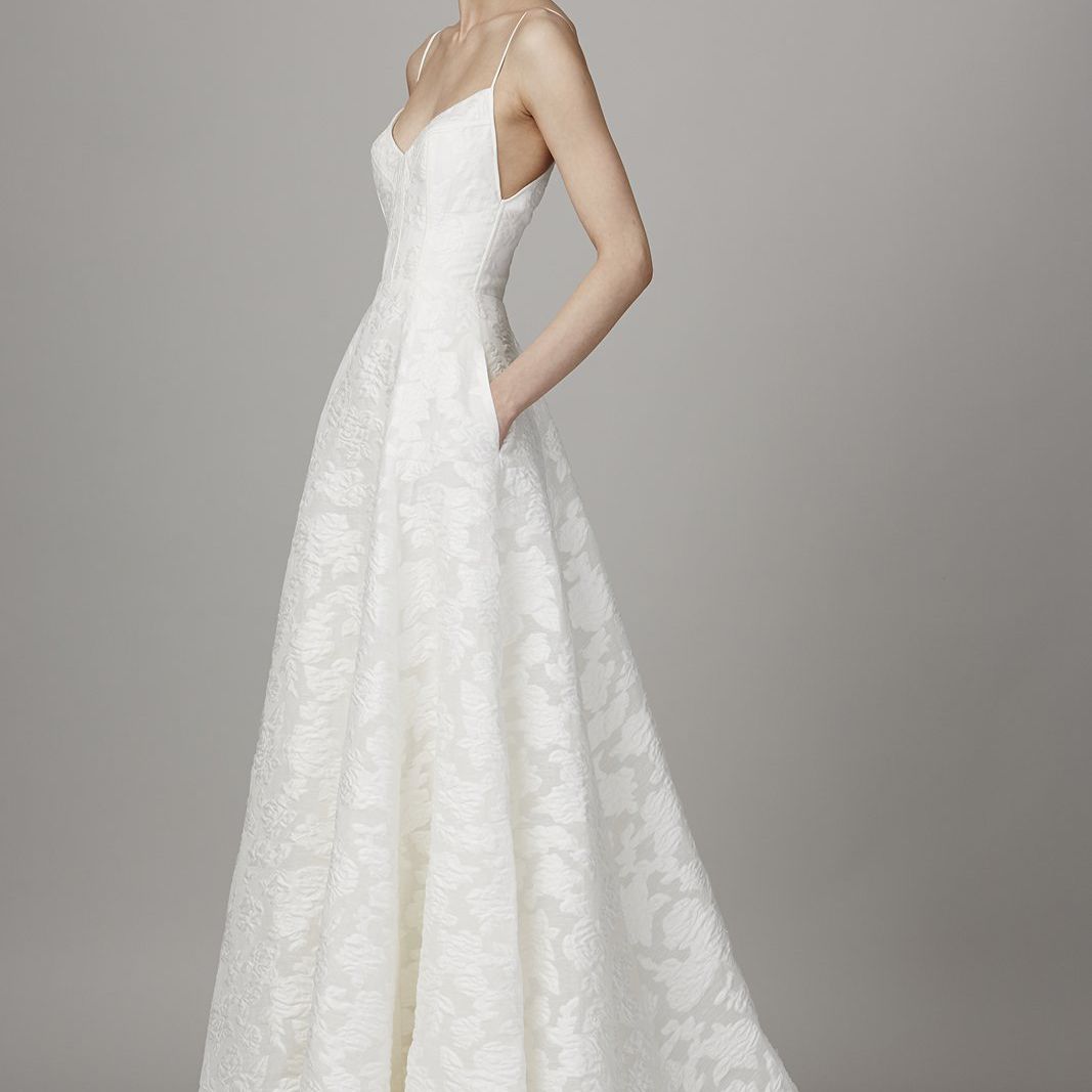 在意大利面条带长长的白色婚纱带口袋的模型