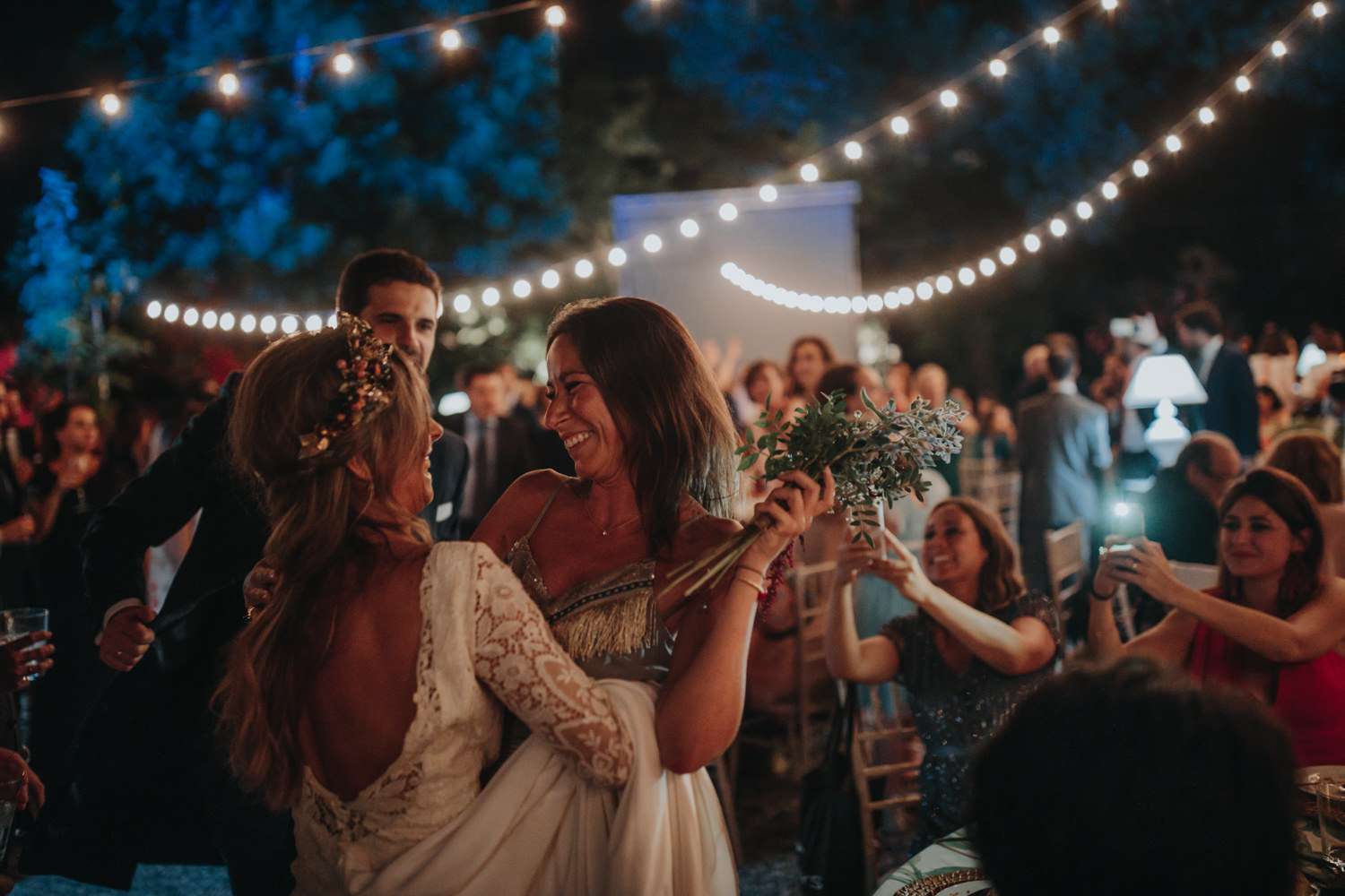 新娘和朋友在婚宴上大笑