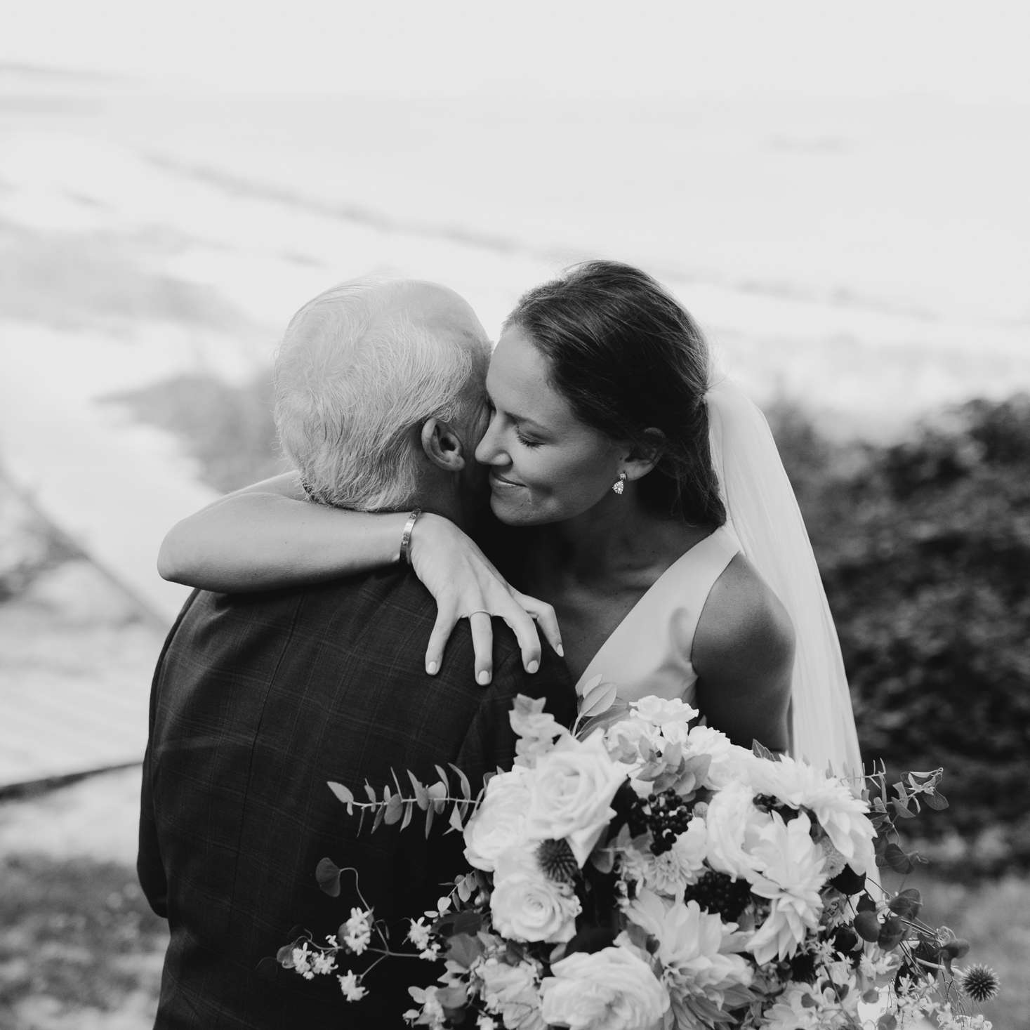 马萨诸塞州乡村婚礼，新娘拥抱父亲